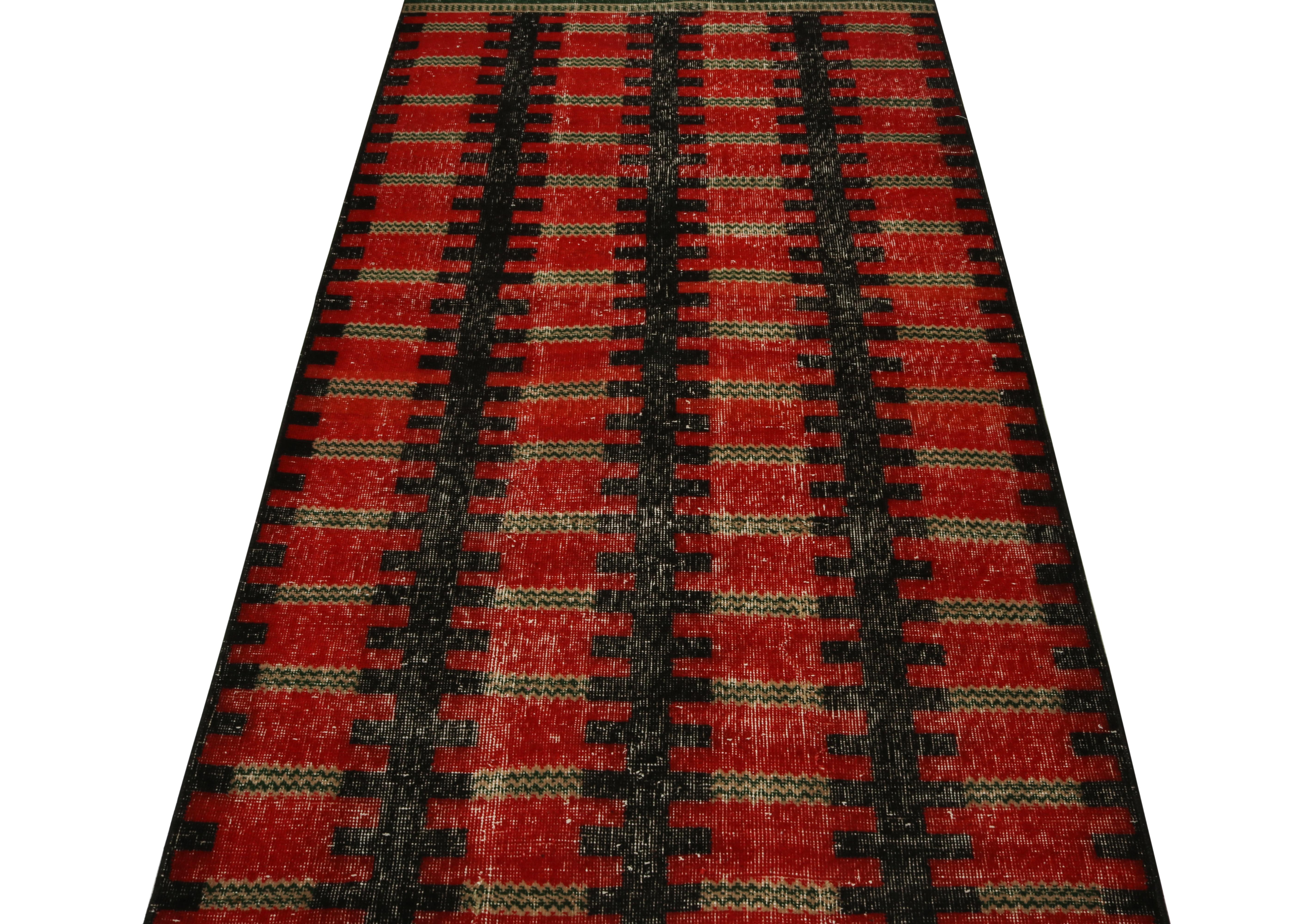 Dieser Vintage-Teppich 4x6 ist eine neue Ergänzung der Mid-Century Pasha Collection'S von Rug & Kilim. Diese Linie ist ein Gedenken, mit seltenen Kurationen, die unserer Meinung nach von dem multidisziplinären türkischen Designer Zeki Müren