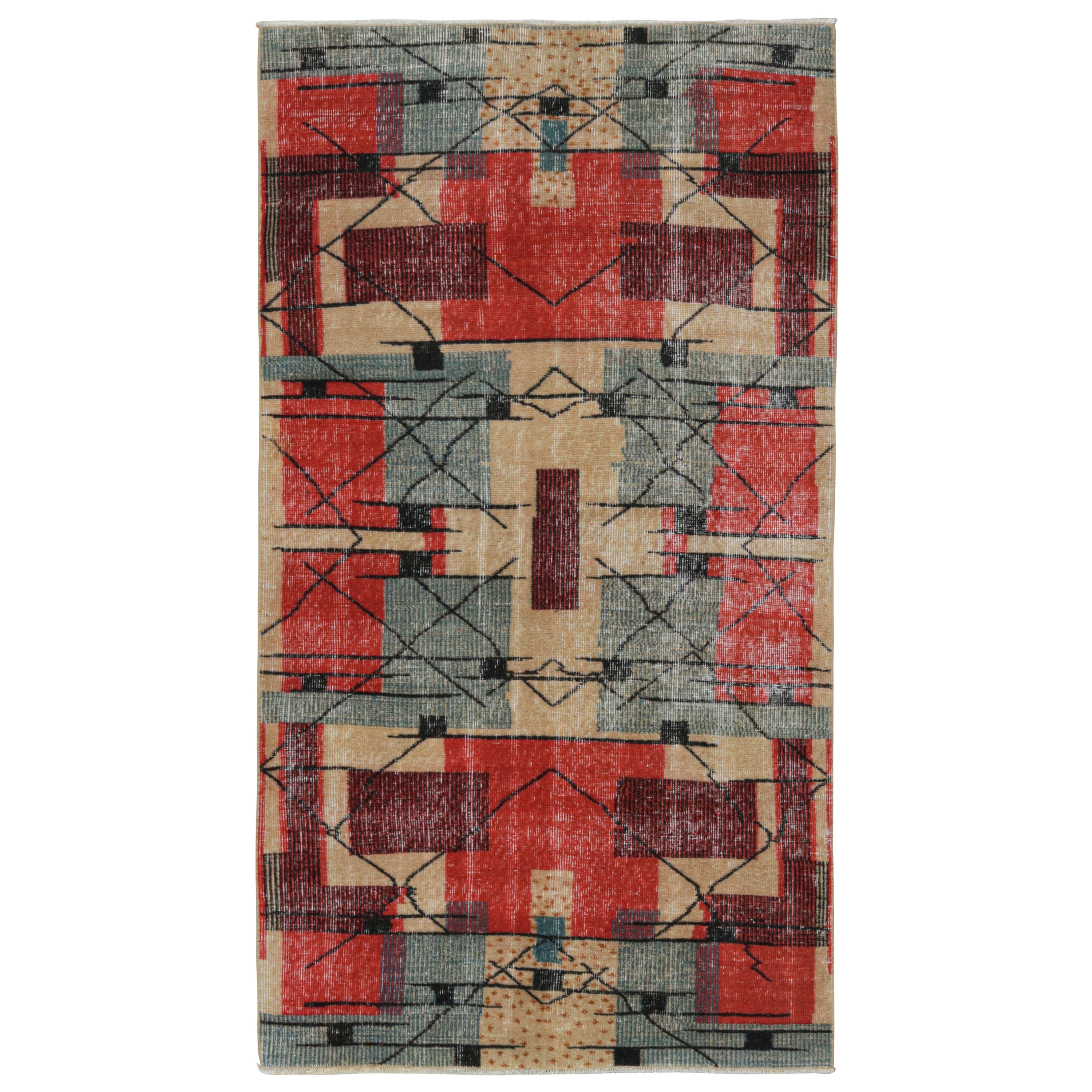 Tappeto vintage Zeki Müren con motivi rossi, beige, blu e neri, da Rug & Kilim