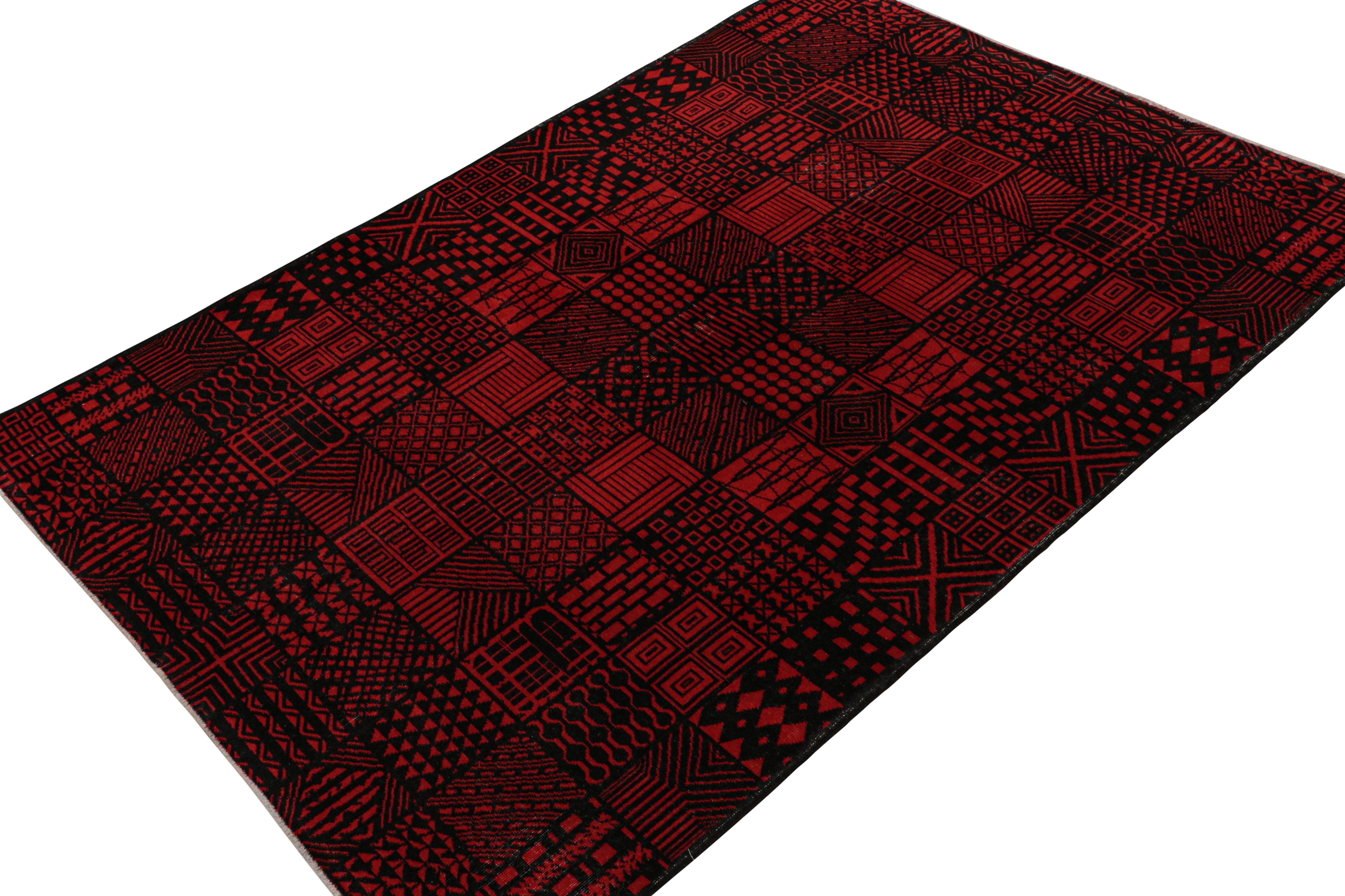 Annodato a mano Tappeto vintage Zeki Müren con motivi geometrici rossi e neri, di Rug & Kilim in vendita