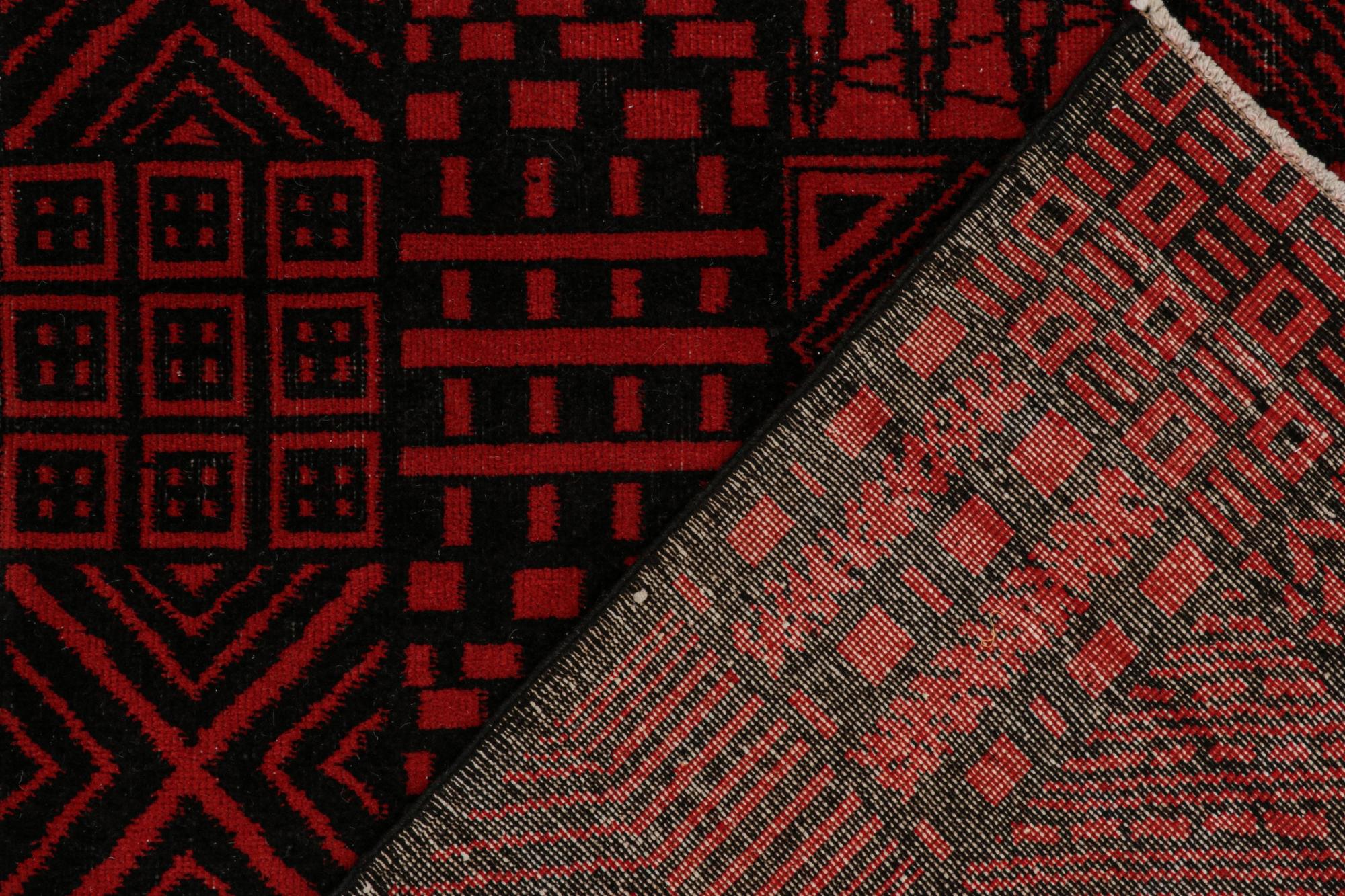 Lana Tappeto vintage Zeki Müren con motivi geometrici rossi e neri, di Rug & Kilim in vendita