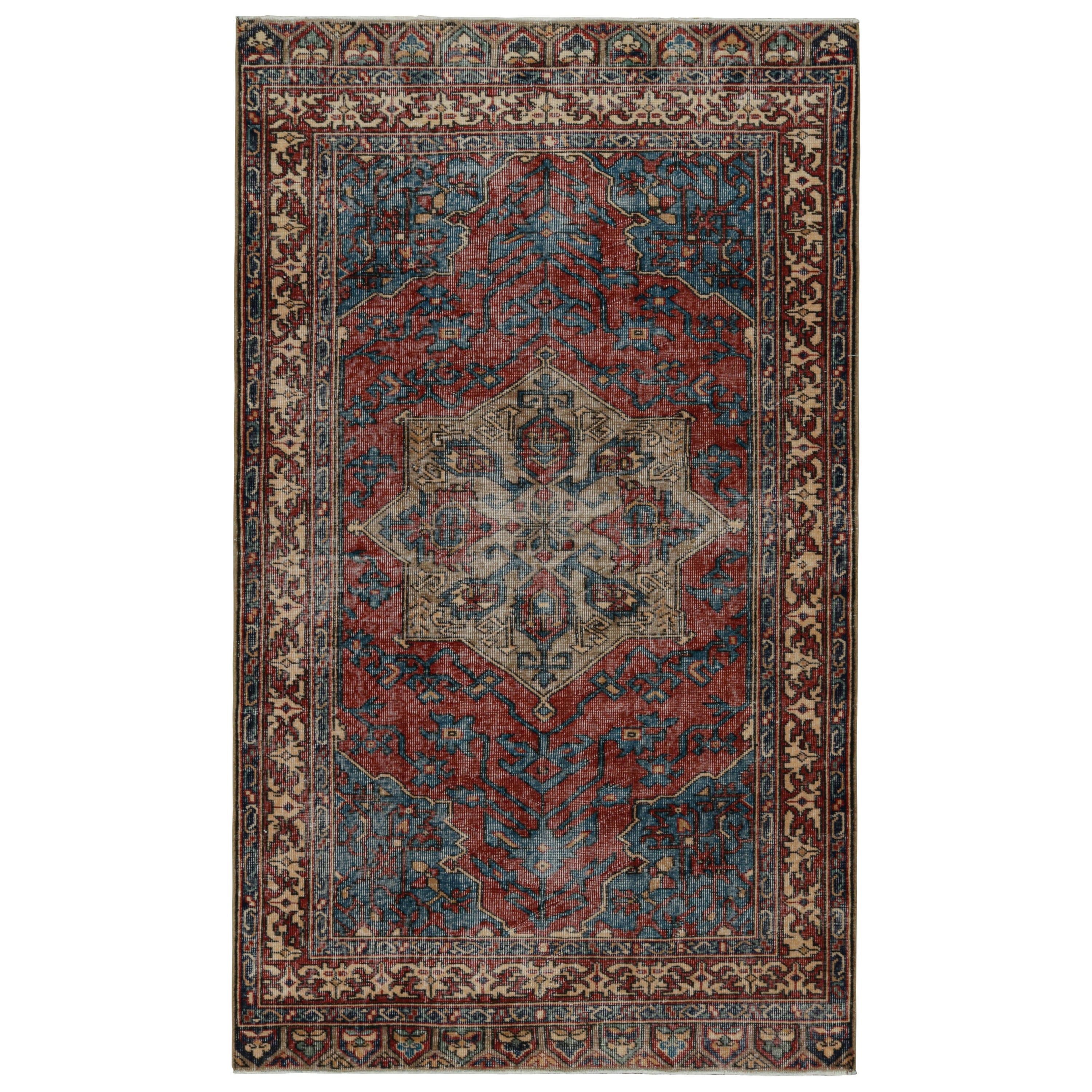 Tappeto vintage Zeki Müren con motivi geometrici rossi e blu, da Rug & Kilim