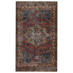 Tappeto vintage Zeki Müren con motivi geometrici rossi e blu, da Rug & Kilim