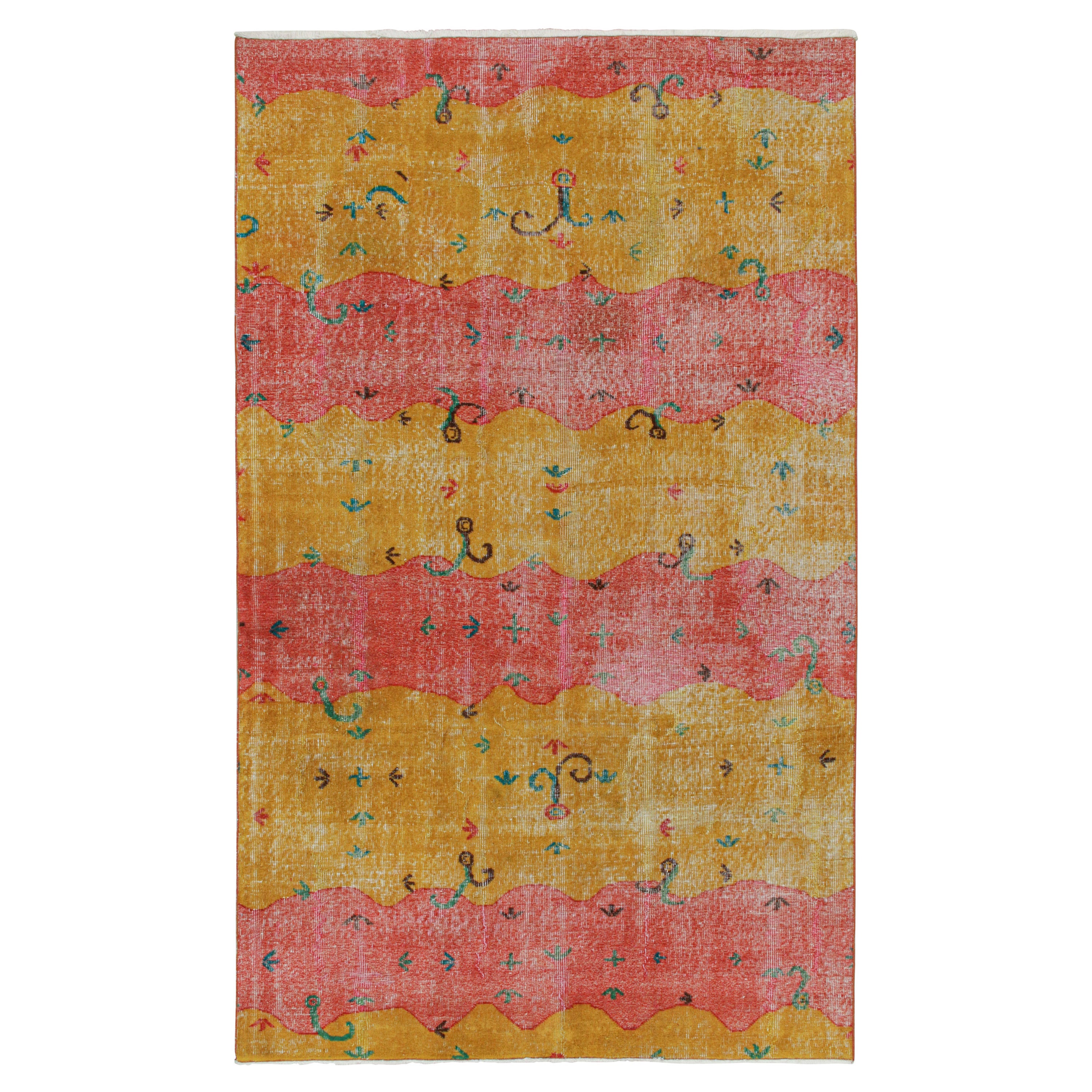 Tappeto vintage Zeki Müren in rosso e oro con motivi vivaci di Rug & Kilim