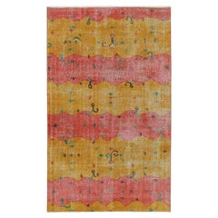 Tappeto vintage Zeki Müren in rosso e oro con motivi vivaci di Rug & Kilim