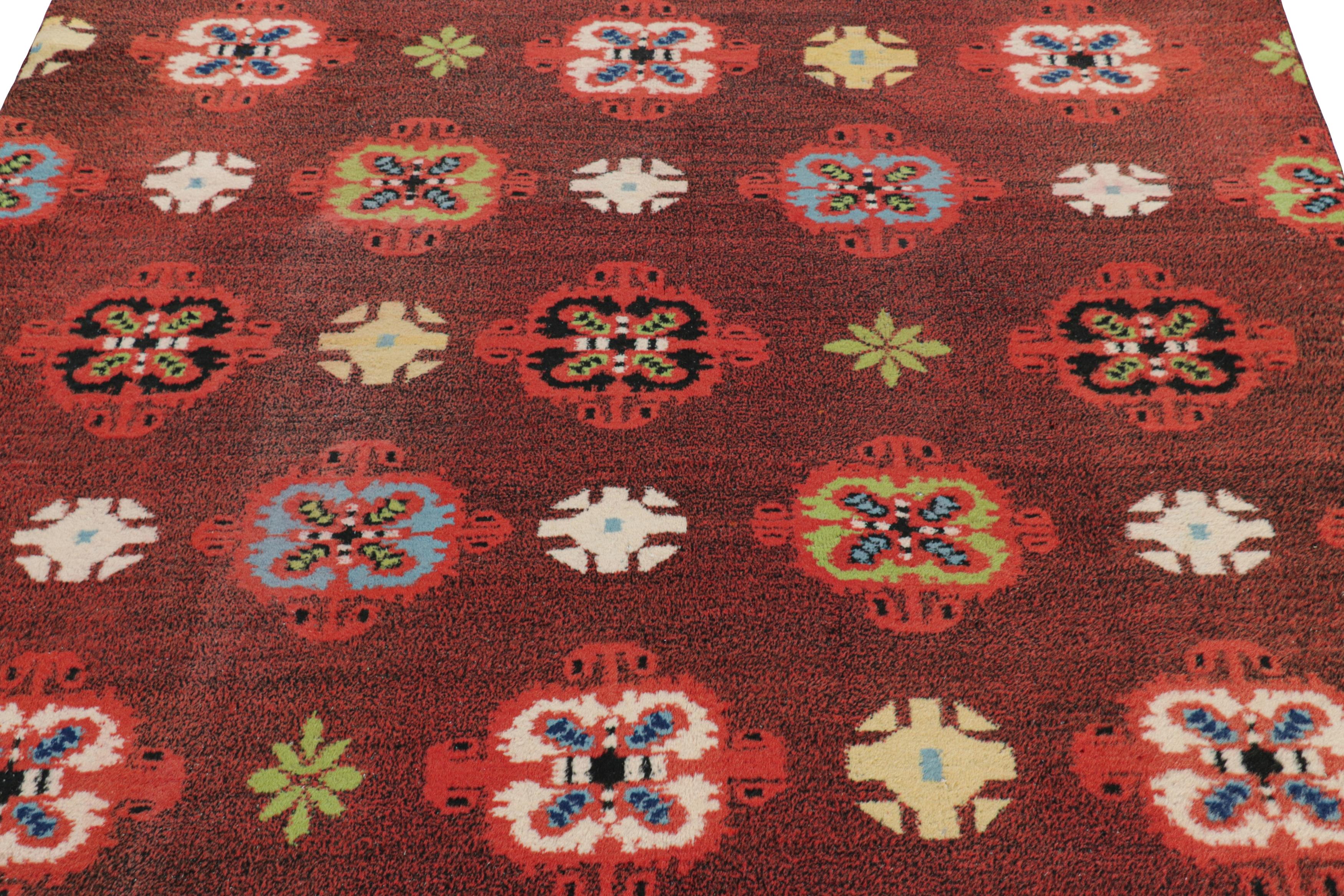 Annodato a mano in lana, questo tappeto vintage 6x9 proveniente dalla Turchia, intorno al 1960-1970, è un pezzo molto speciale, caratterizzato da un design classico di metà secolo, leggero e rinfrescante, che crediamo provenga dal designer turco