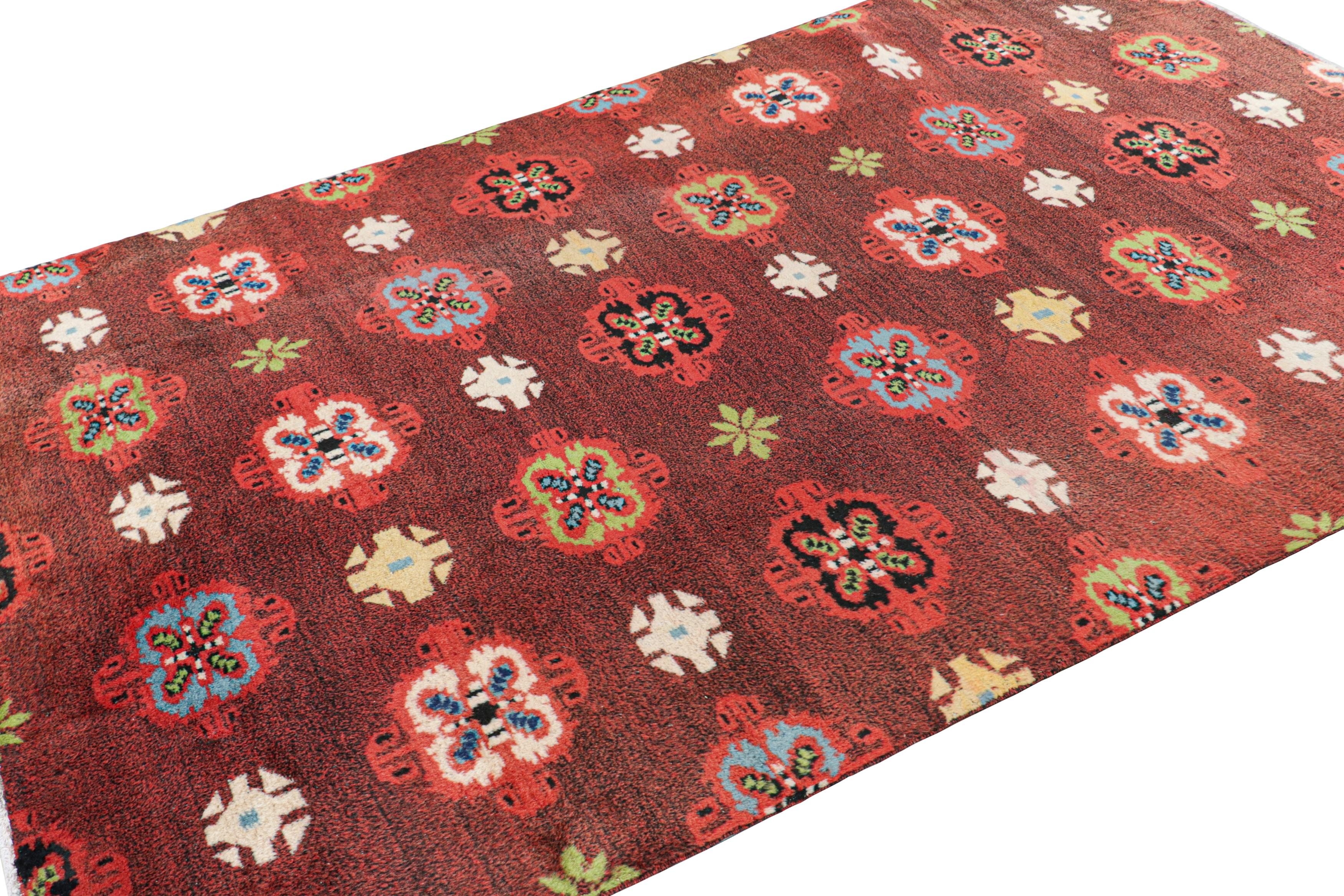 Tappeto vintage Zeki Müren rosso con medaglioni geometrici, da Rug & Kilim In condizioni buone in vendita a Long Island City, NY