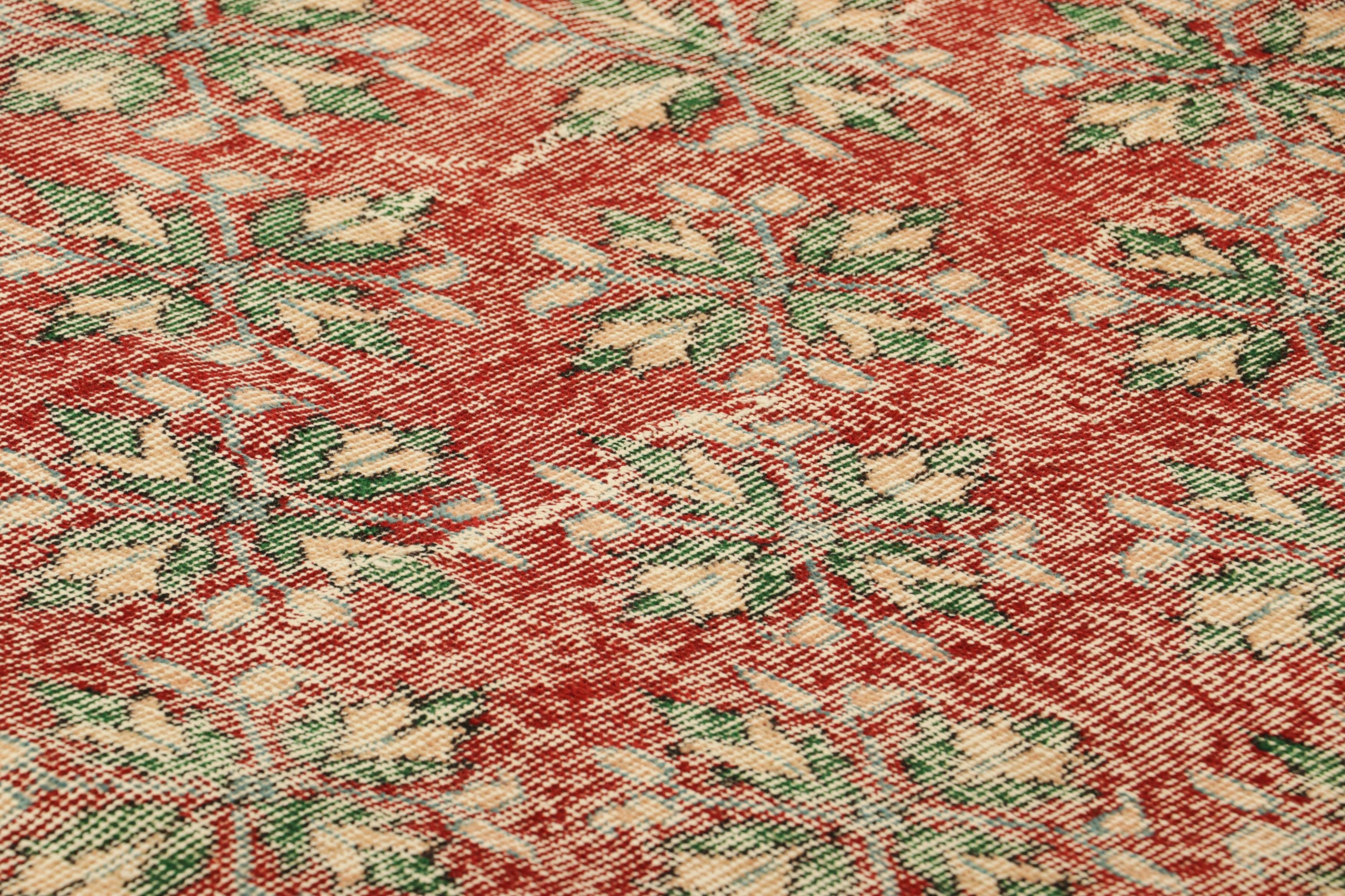 Realizzato in lana annodata a mano e risalente al 1960-1970 circa, questo tappeto vintage 5x9 è un nuovo entusiasmante pezzo della Mid-Century Pasha Collection di Rug & Kilim, una rara selezione che si ritiene provenga dall'artista e icona turca di