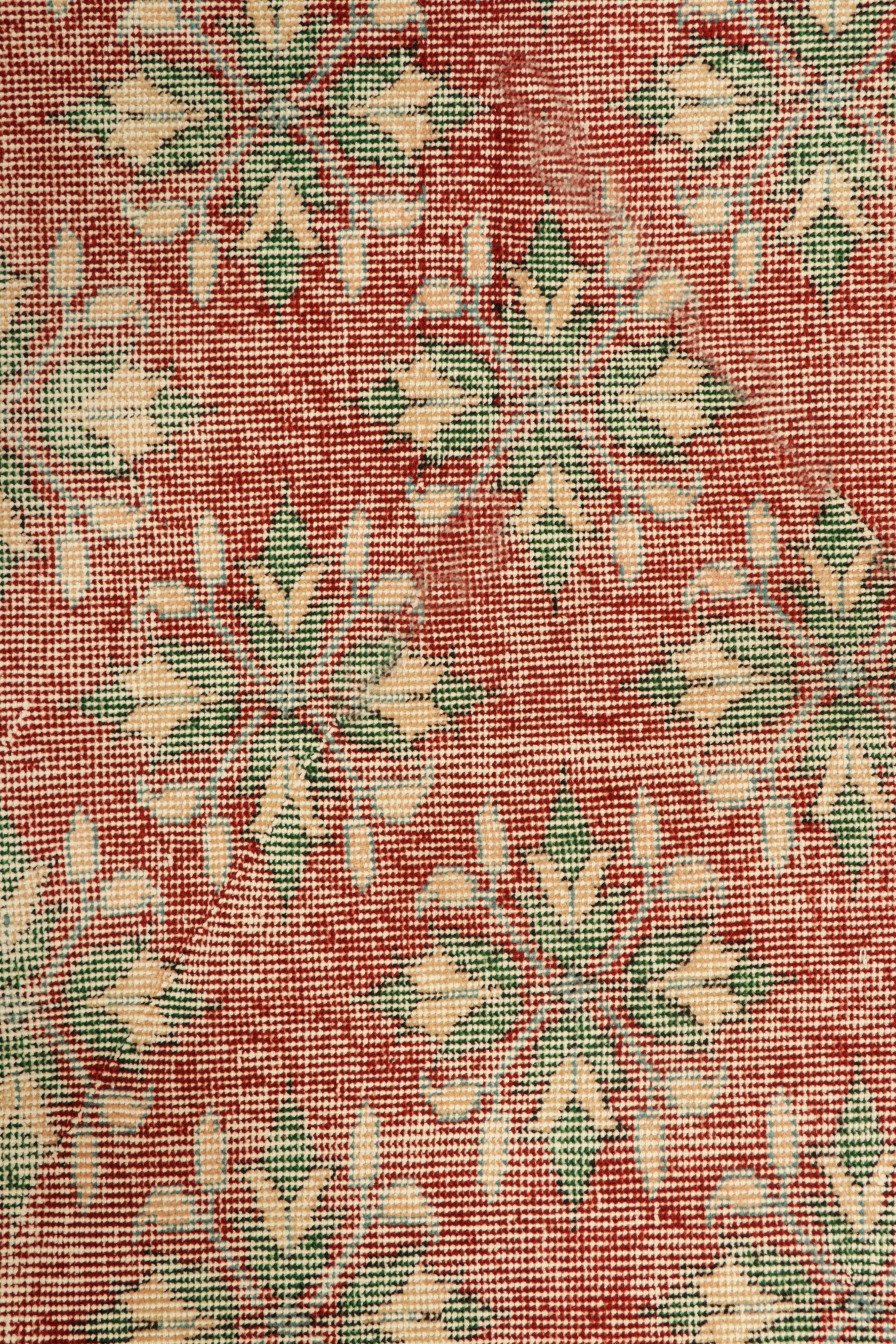 Turco Tappeto vintage Zeki Müren rosso con motivi geometrico-floreali  Rug & Kilim in vendita