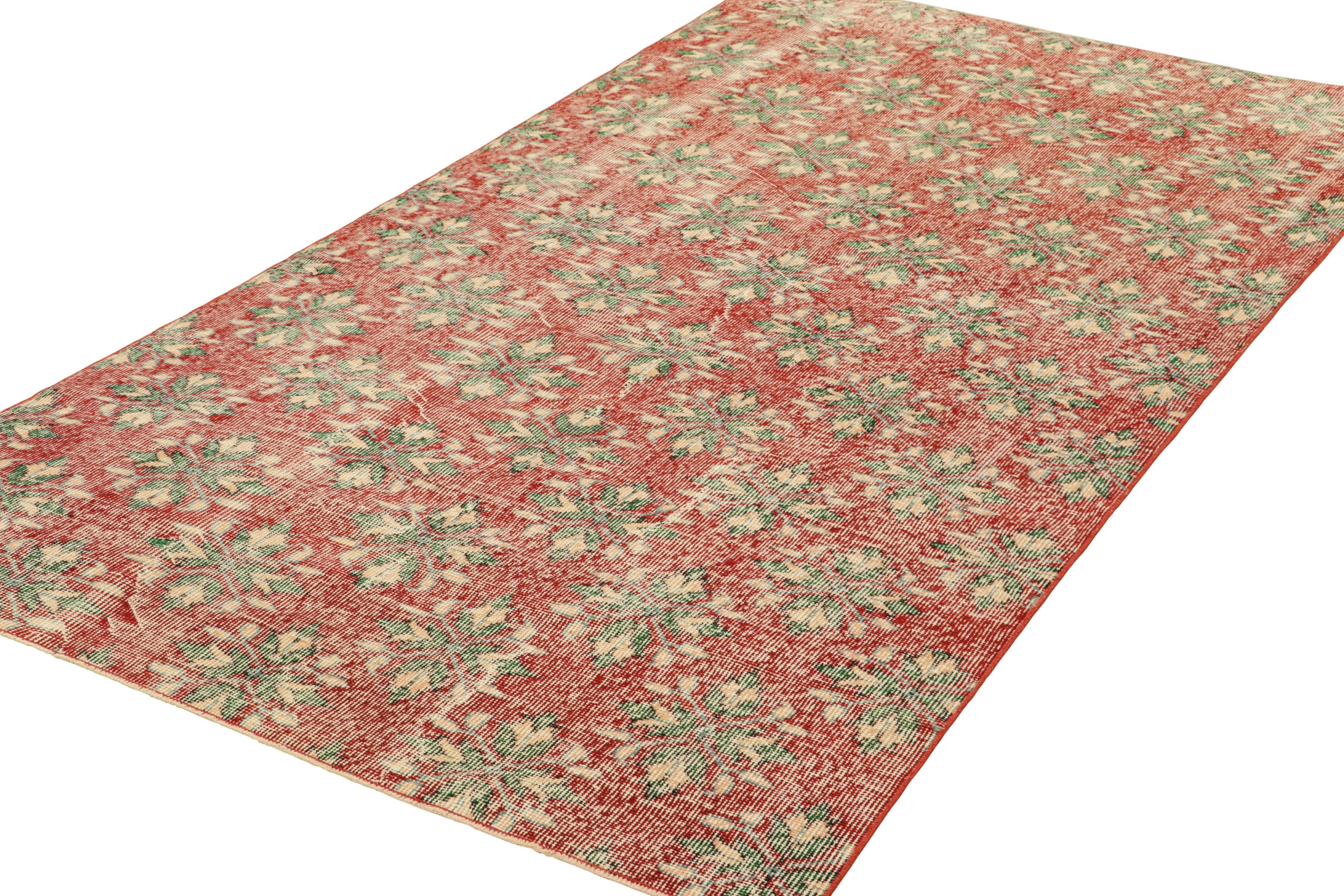 Annodato a mano Tappeto vintage Zeki Müren rosso con motivi geometrico-floreali  Rug & Kilim in vendita