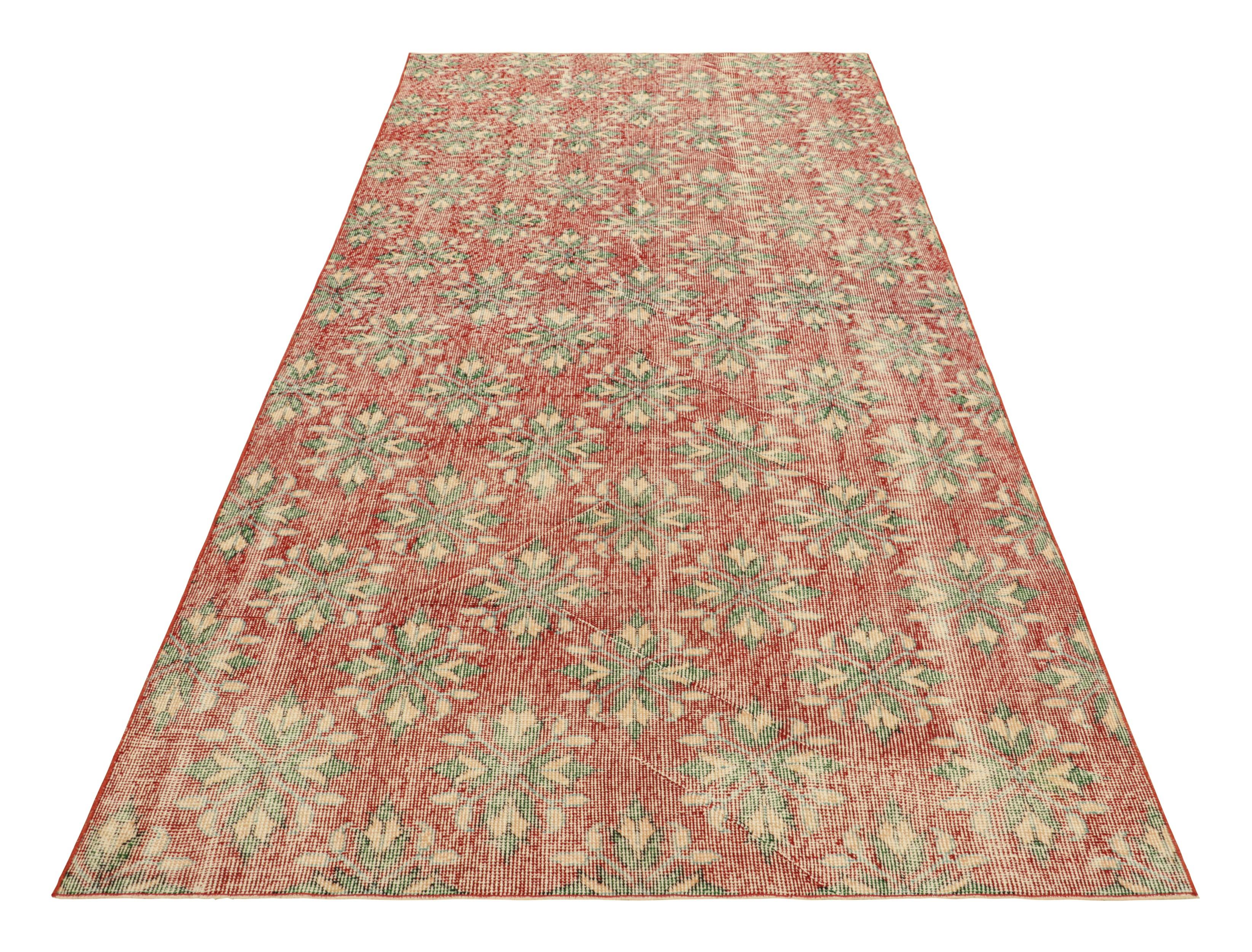 Tappeto vintage Zeki Müren rosso con motivi geometrico-floreali  Rug & Kilim In condizioni buone in vendita a Long Island City, NY