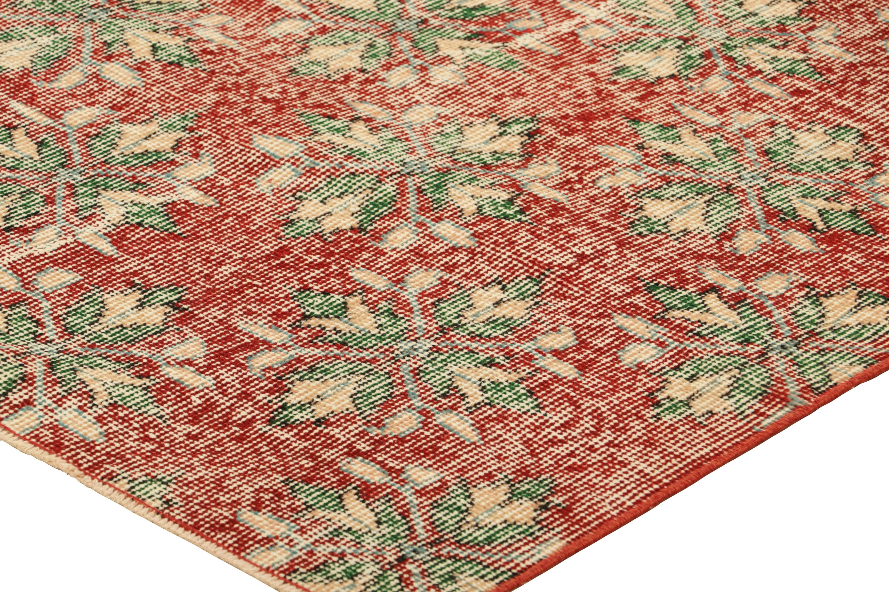 Metà XX secolo Tappeto vintage Zeki Müren rosso con motivi geometrico-floreali  Rug & Kilim in vendita