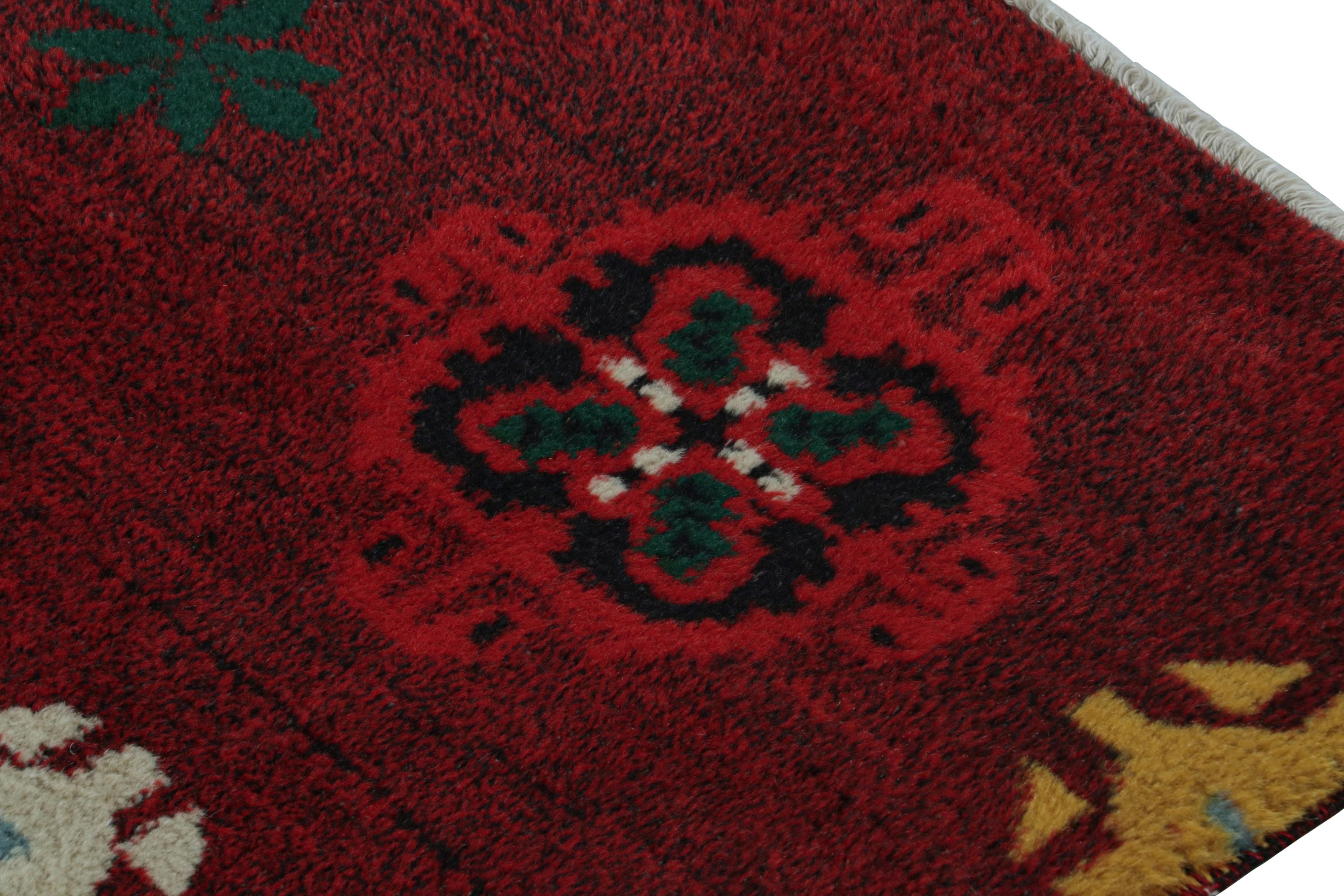 Alter Zeki Müren Teppich in Rot mit geometrischen Mustern, von Rug & Kilim im Zustand „Gut“ im Angebot in Long Island City, NY