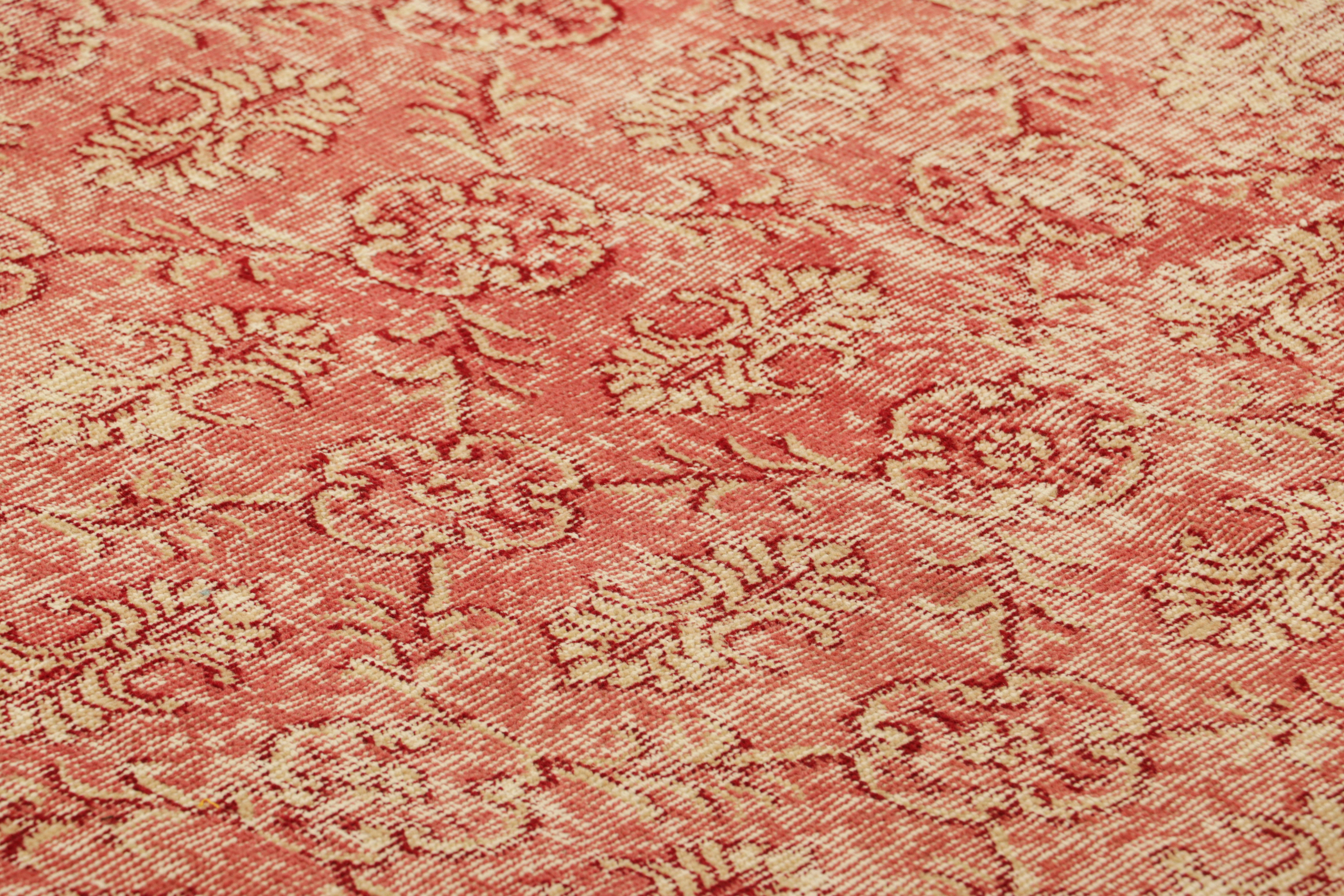 Fabriqué en Turquie vers 1960-1970 avec de la laine nouée à la main, ce tapis vintage de 5 x 8 est un nouvel ajout à la Collection Pasha du milieu du siècle de Rug & Kilim, une ligne de nos classiques consacrée aux œuvres censées provenir de