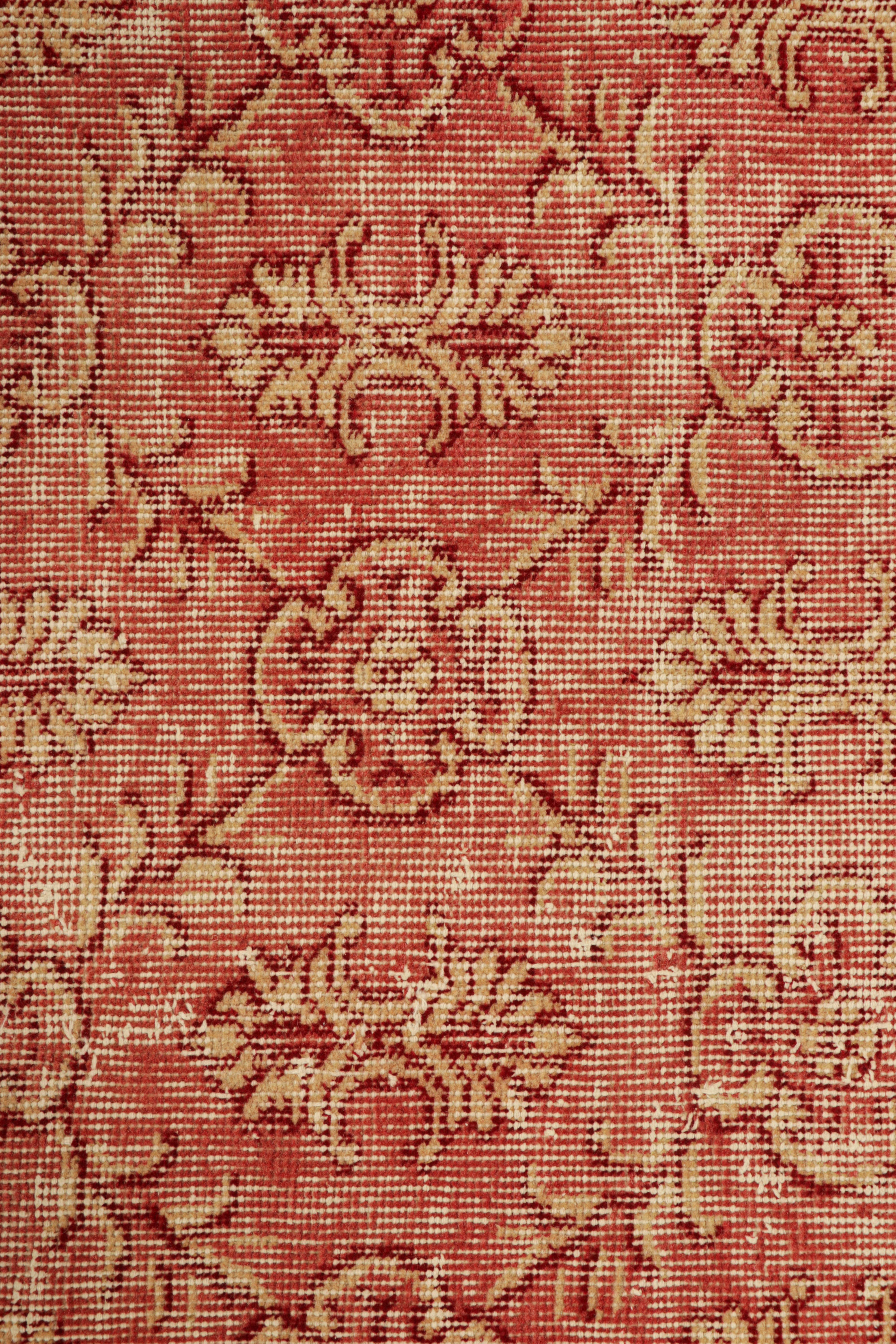 Turc Tapis vintage Zeki Müren dans les tons rosés avec motifs floraux en treillis  Rug & Kilim en vente