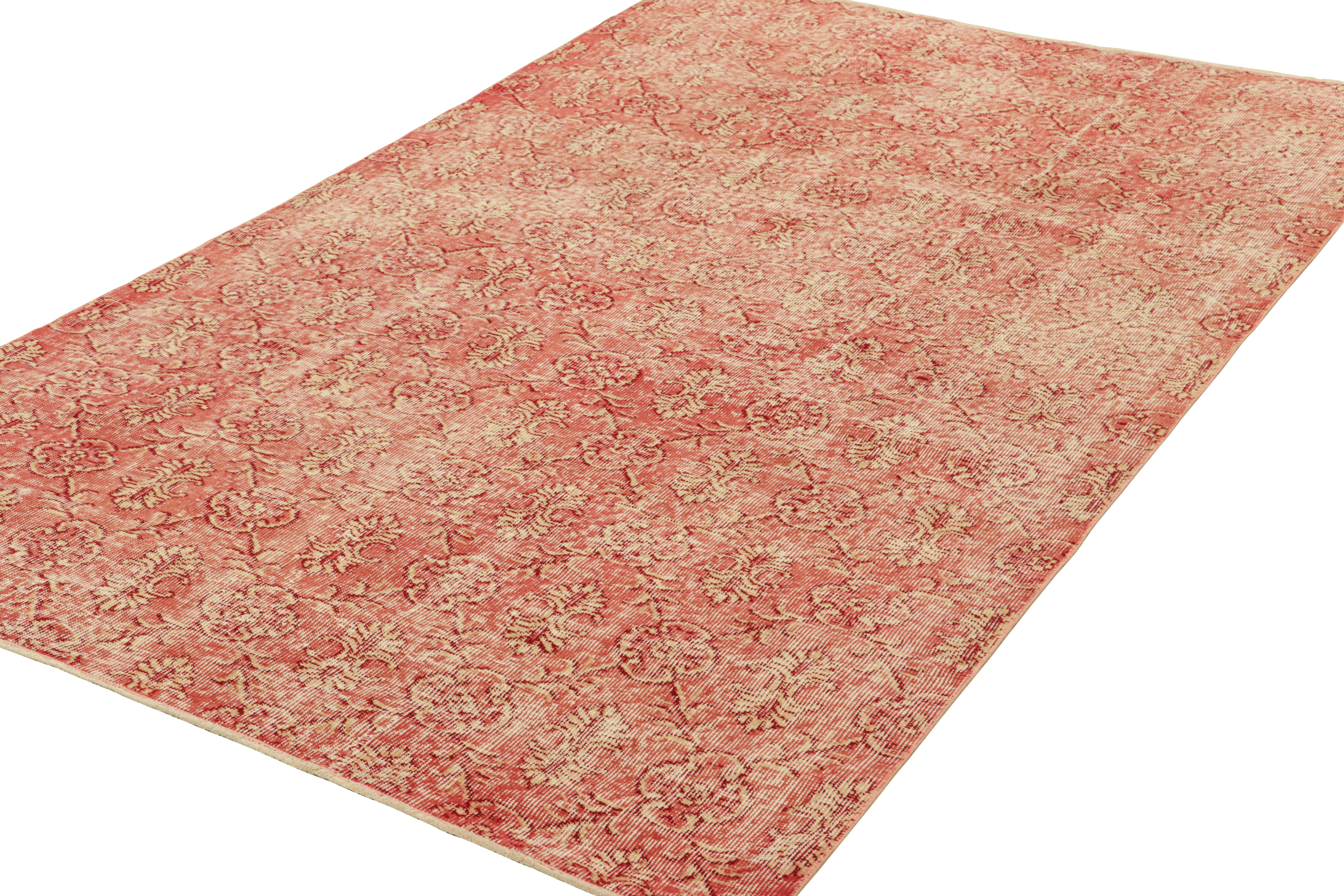 Noué à la main Tapis vintage Zeki Müren dans les tons rosés avec motifs floraux en treillis  Rug & Kilim en vente