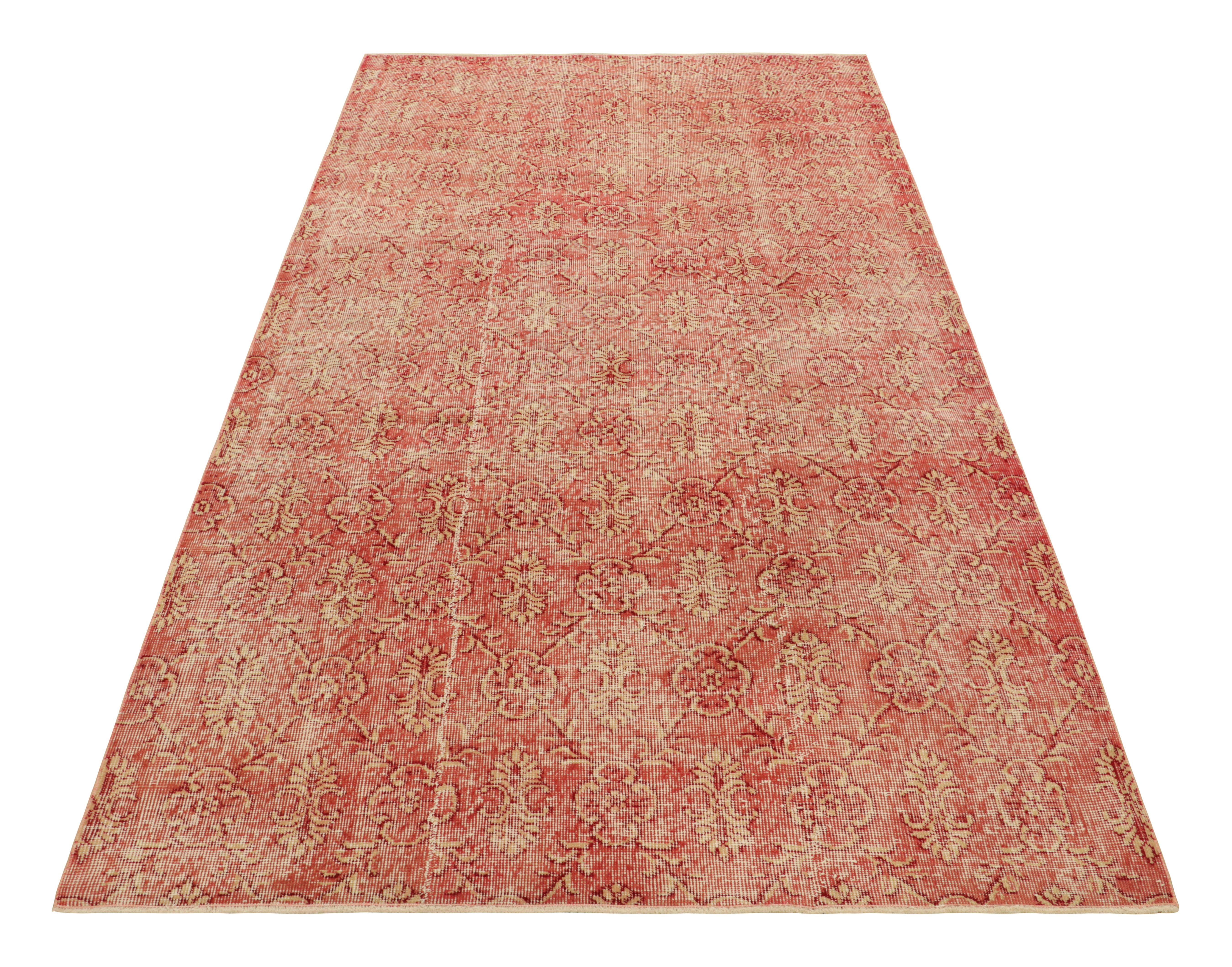 Tapis vintage Zeki Müren dans les tons rosés avec motifs floraux en treillis  Rug & Kilim Bon état - En vente à Long Island City, NY