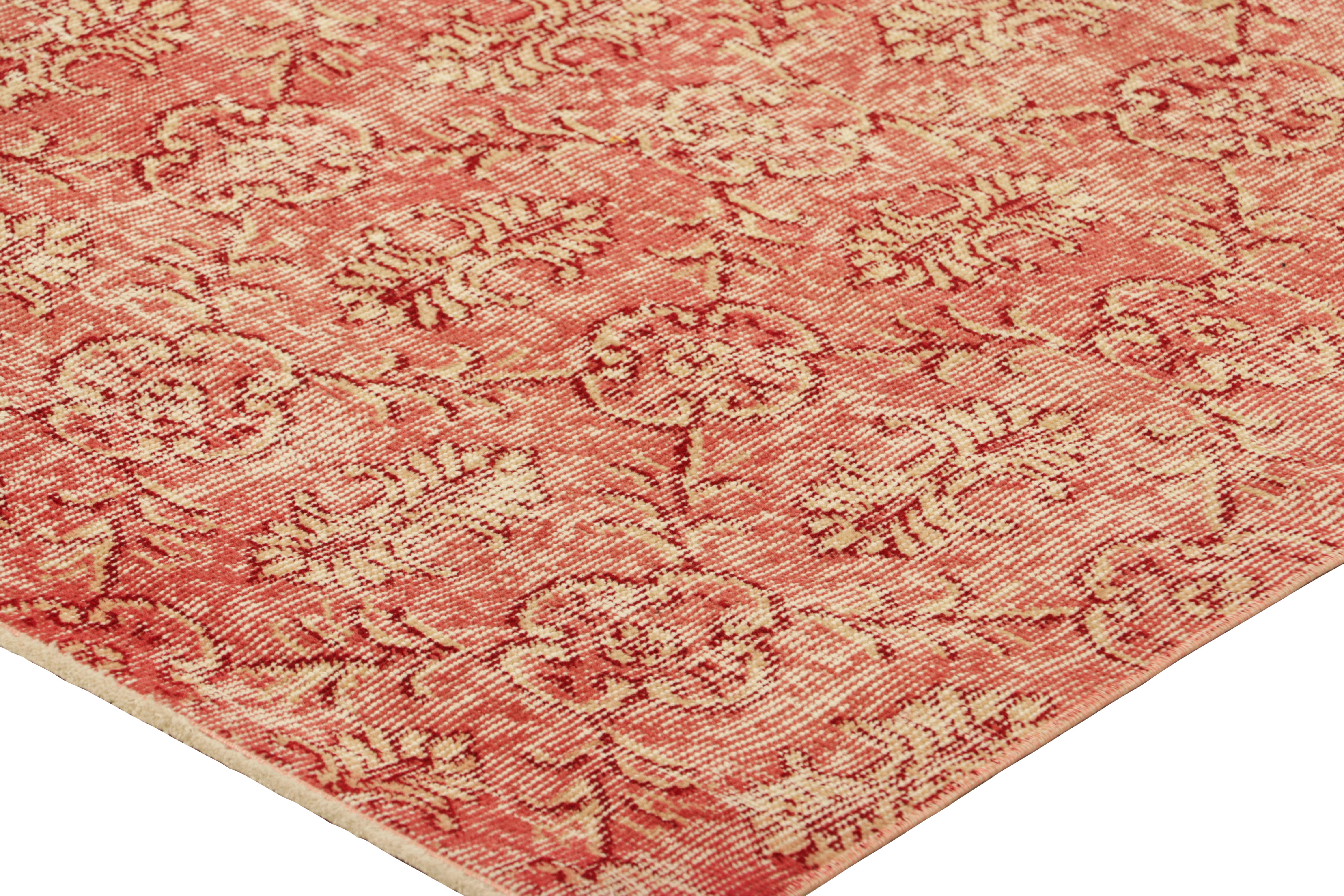 Milieu du XXe siècle Tapis vintage Zeki Müren dans les tons rosés avec motifs floraux en treillis  Rug & Kilim en vente