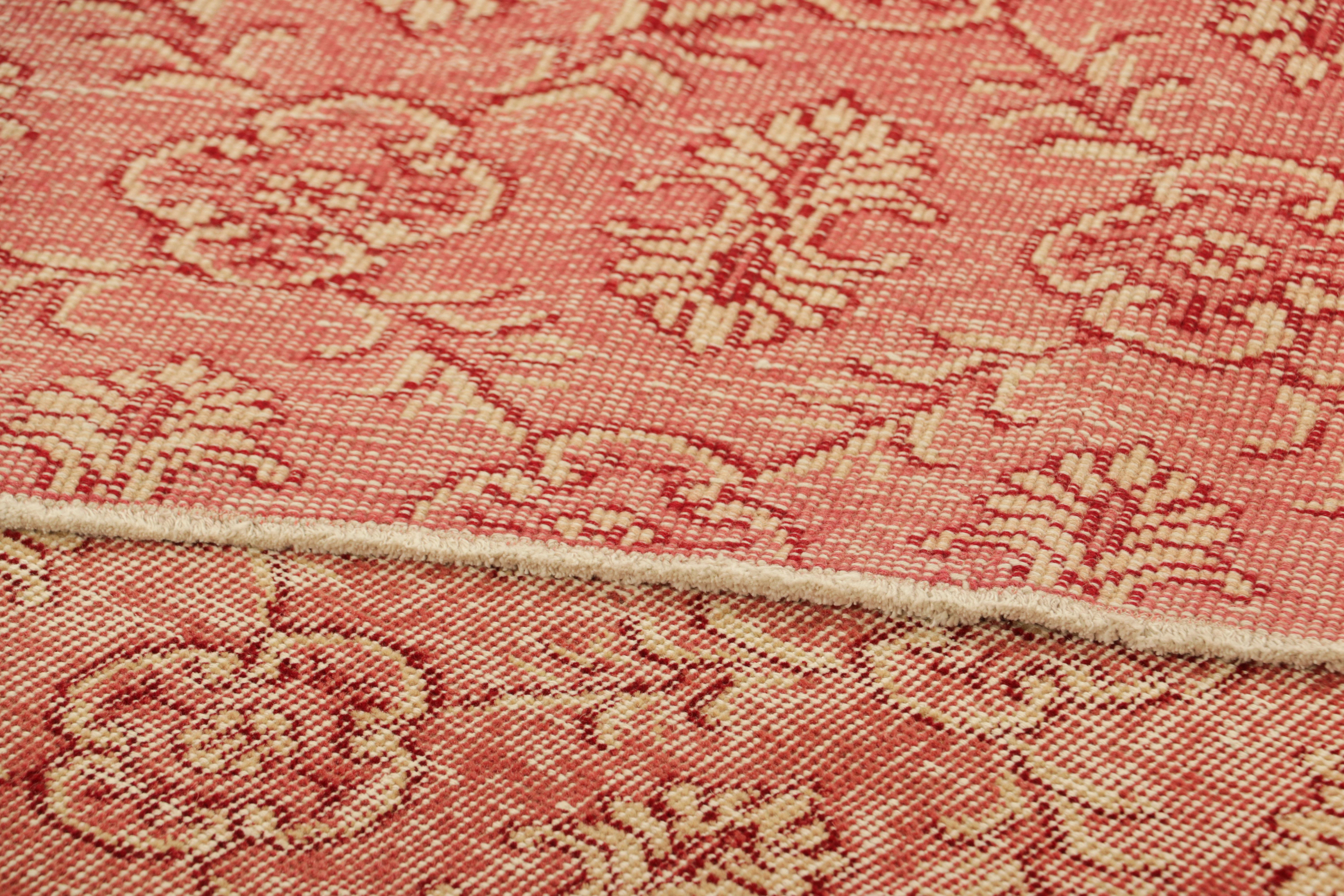 Laine Tapis vintage Zeki Müren dans les tons rosés avec motifs floraux en treillis  Rug & Kilim en vente
