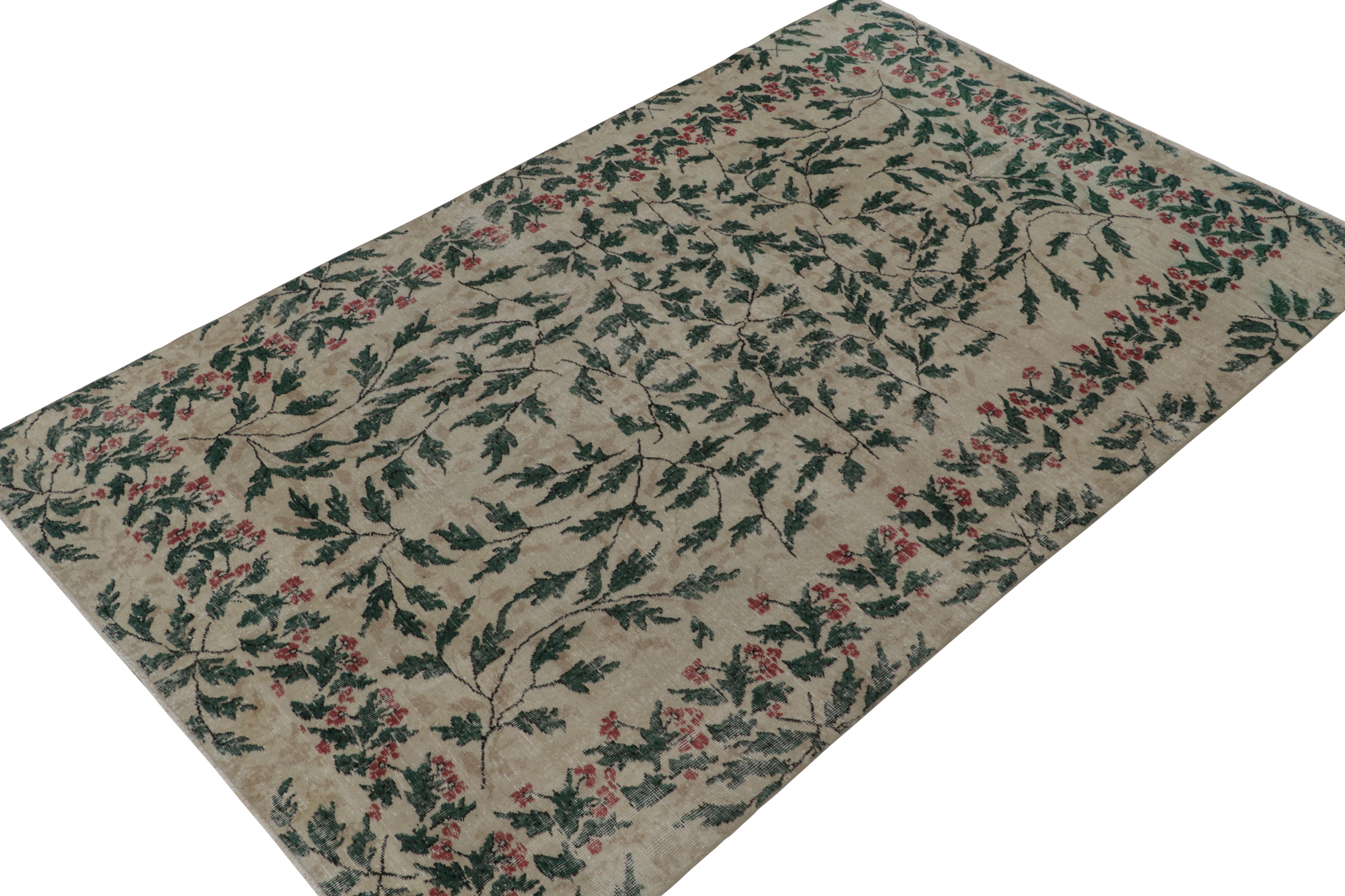 Dieser 7x10 große Vintage-Teppich ist eine neue Ergänzung der Pasha Collection'S von Rug & Kilim aus der Mitte des letzten Jahrhunderts. Diese Linie ist ein Gedenken, mit seltenen Kurationen, die unserer Meinung nach von dem multidisziplinären