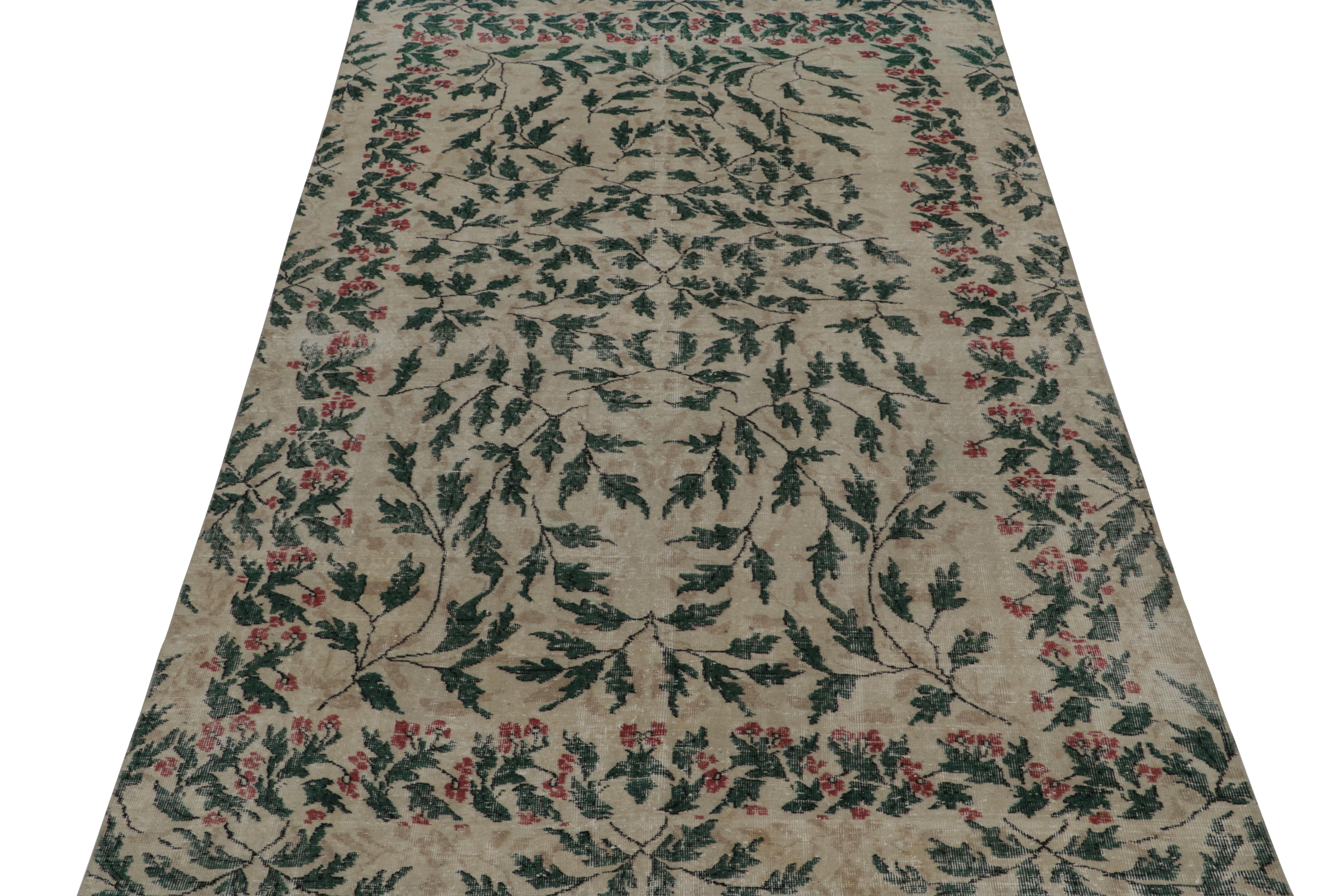 Vintage Zeki Müren Teppich in Taupe und waldgrünen Blumenmustern, von Rug & Kilim (Art nouveau) im Angebot
