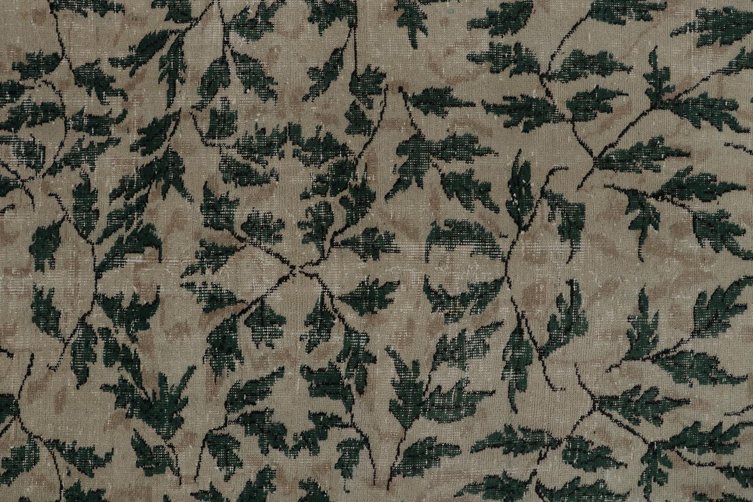 Vintage Zeki Müren Teppich in Taupe und waldgrünen Blumenmustern, von Rug & Kilim im Zustand „Gut“ im Angebot in Long Island City, NY