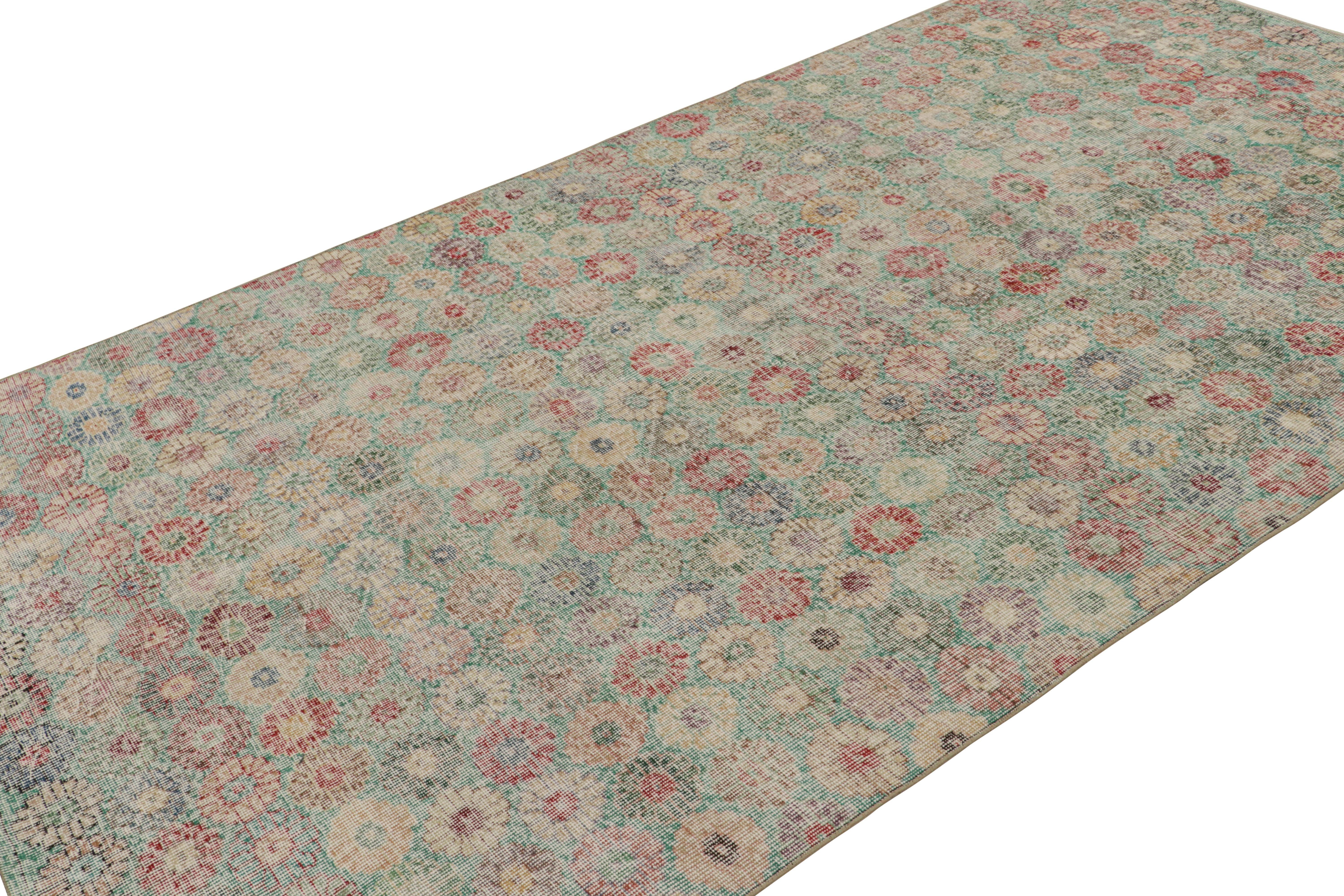 Dieser handgeknüpfte Wollteppich (ca. 1960-1970) im Format 5x10 ist vermutlich ein seltener Teppich von Zeki Múren, dessen florale Muster seine einzigartige Sensibilität für die Moderne der Mitte des Jahrhunderts unter den türkischen Webern dieser
