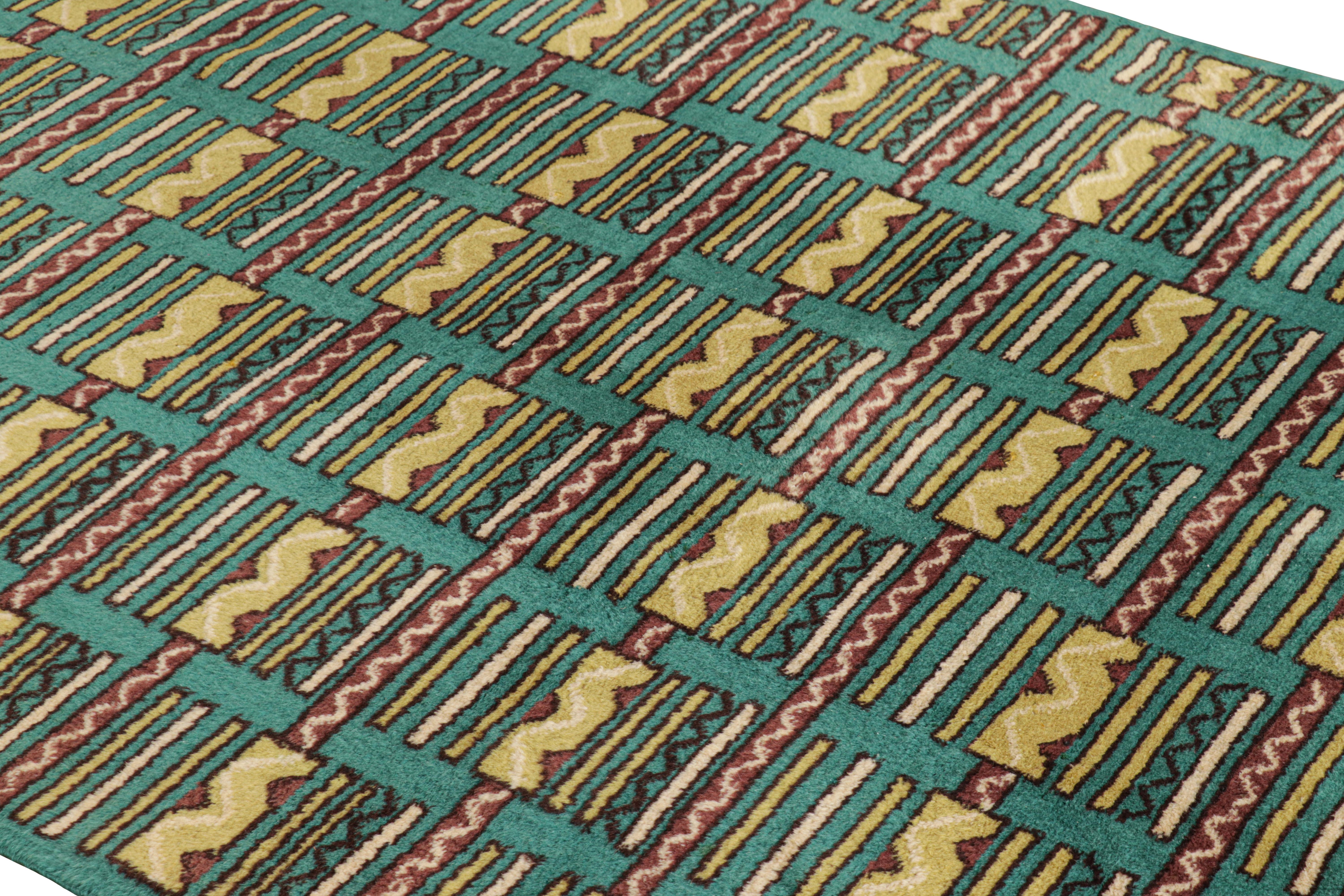 Dieser handgeknüpfte Wollteppich aus der Türkei (ca. 1960-1970) im Format 5x8 von Zeki Müren ist eine einzigartige Ergänzung der Rug & Kilim Collection'S. Er besticht durch seine breite Farbpalette und die geometrischen Streifen auf dem Feld.

Über