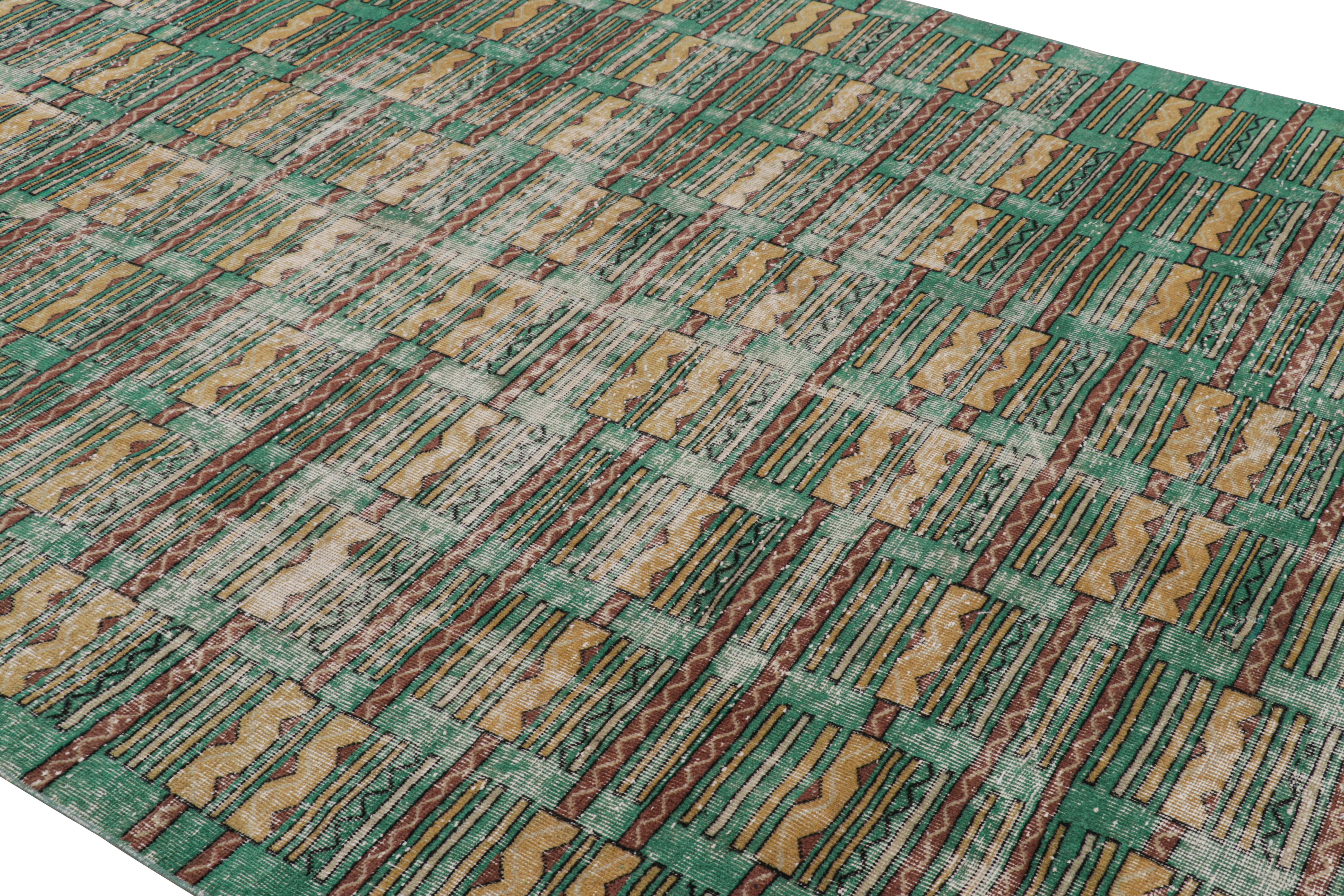 Dieser 7x10 große Vintage-Teppich aus handgeknüpfter Wolle (ca. 1960-1970) ist ein aufregendes neues Stück in der Mid-Century Pasha Collection'S von Rug & Kilim - eine seltene Kuration, die vermutlich von dem türkischen Künstler und der Ikone Zeki