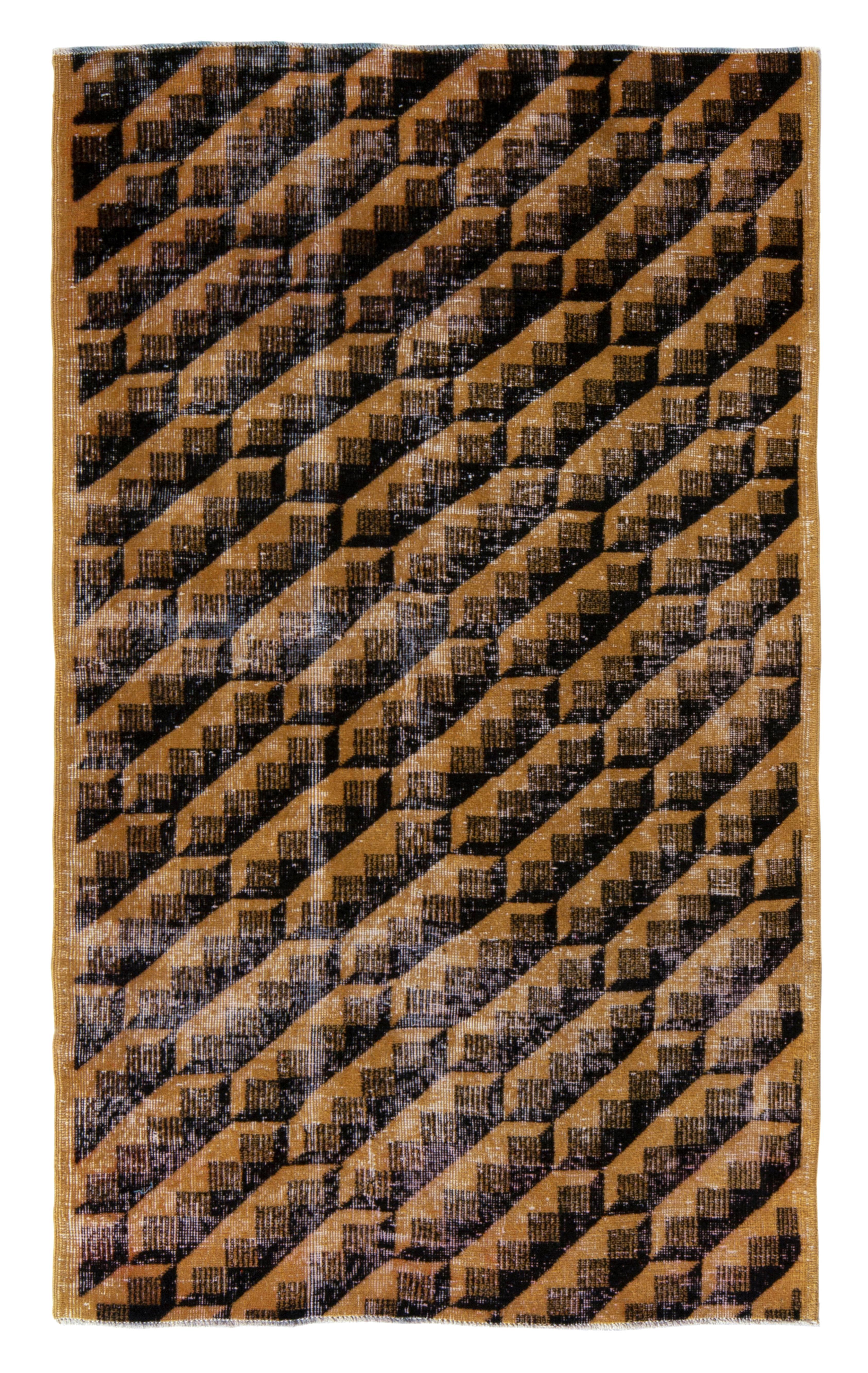 Réalisée en laine nouée à la main en Turquie vers 1960-1970, cette paire de tapis vintage 4x6 représente un ensemble rare de pièces identiques d'une provenance tout aussi rare - un nouvel ajout à la Mid-Century Pasha Collection de Rug & Kilim, une