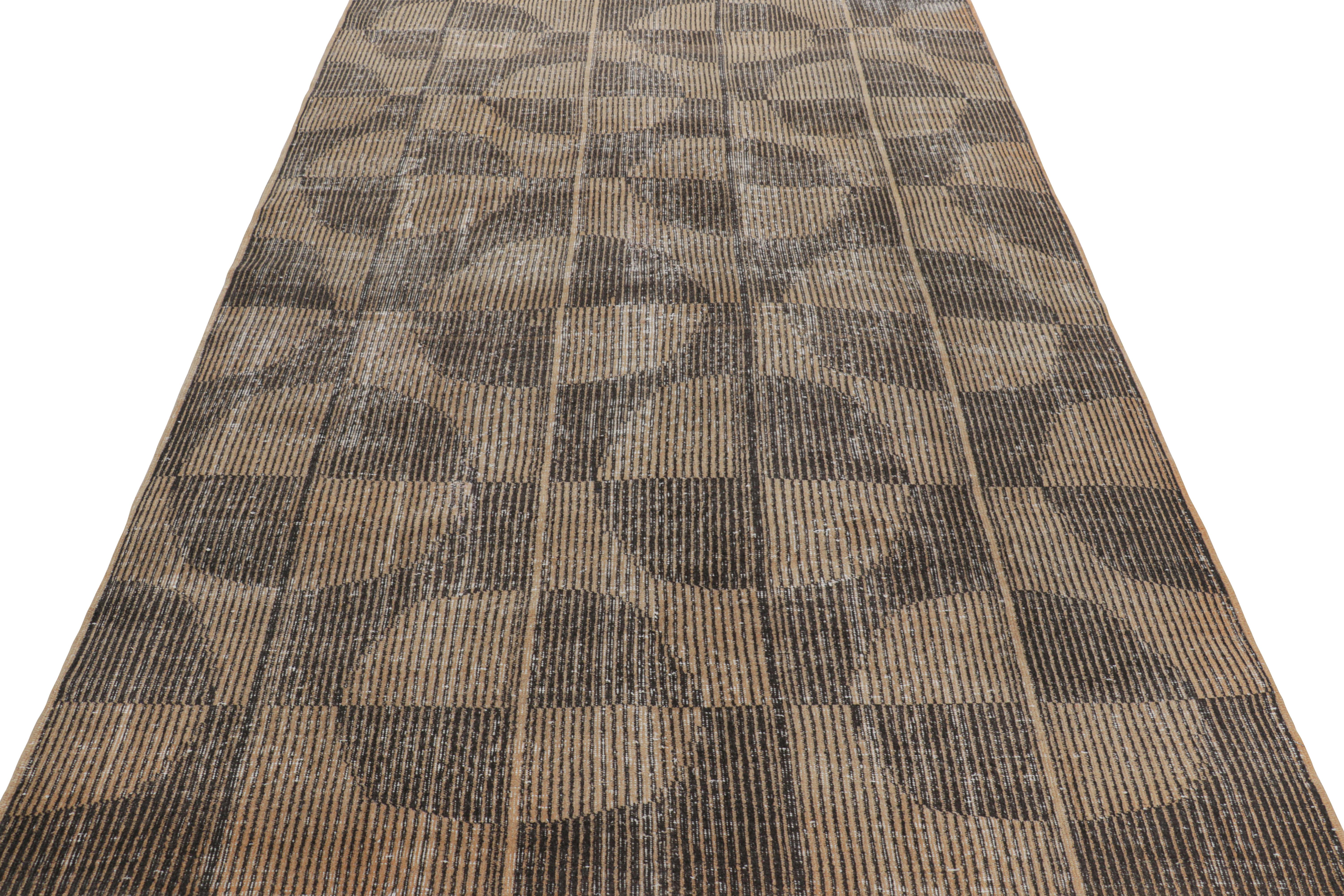 Tapis vintage Zeki Müren à motifs géométriques beige-brun, de Rug & Kilim Bon état - En vente à Long Island City, NY