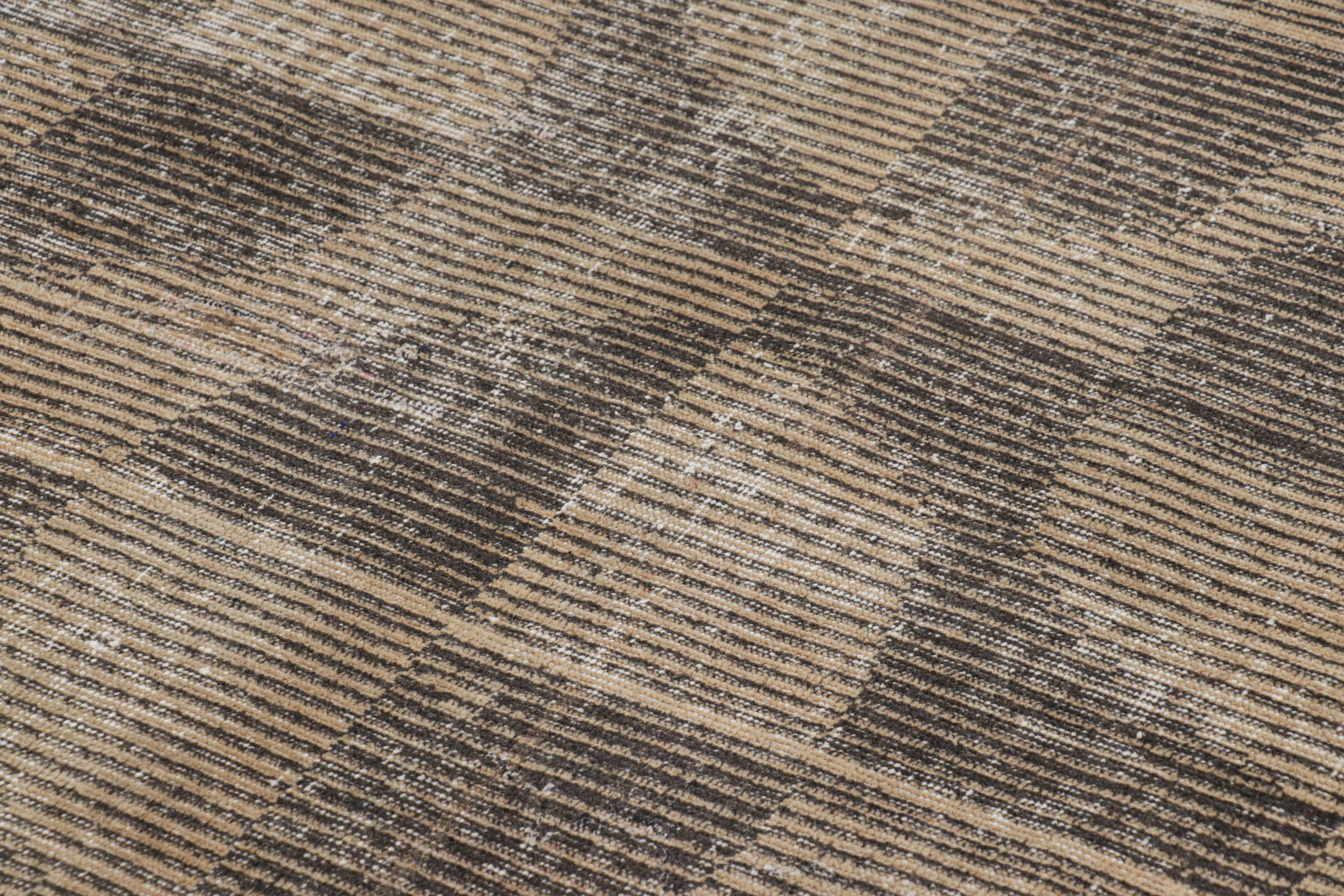 Milieu du XXe siècle Tapis vintage Zeki Müren à motifs géométriques beige-brun, de Rug & Kilim en vente