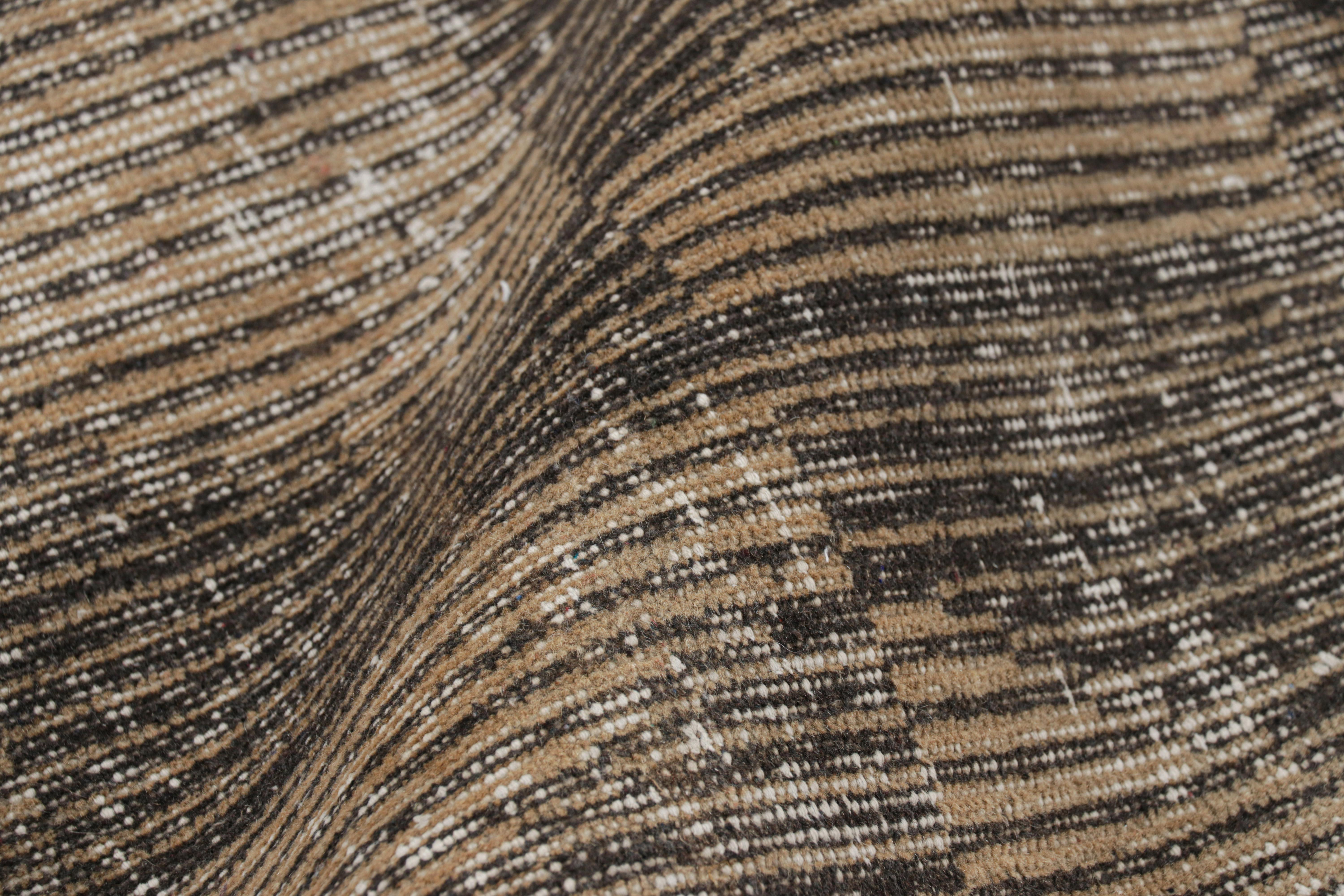 Tapis vintage Zeki Müren à motifs géométriques beige-brun, de Rug & Kilim en vente 1