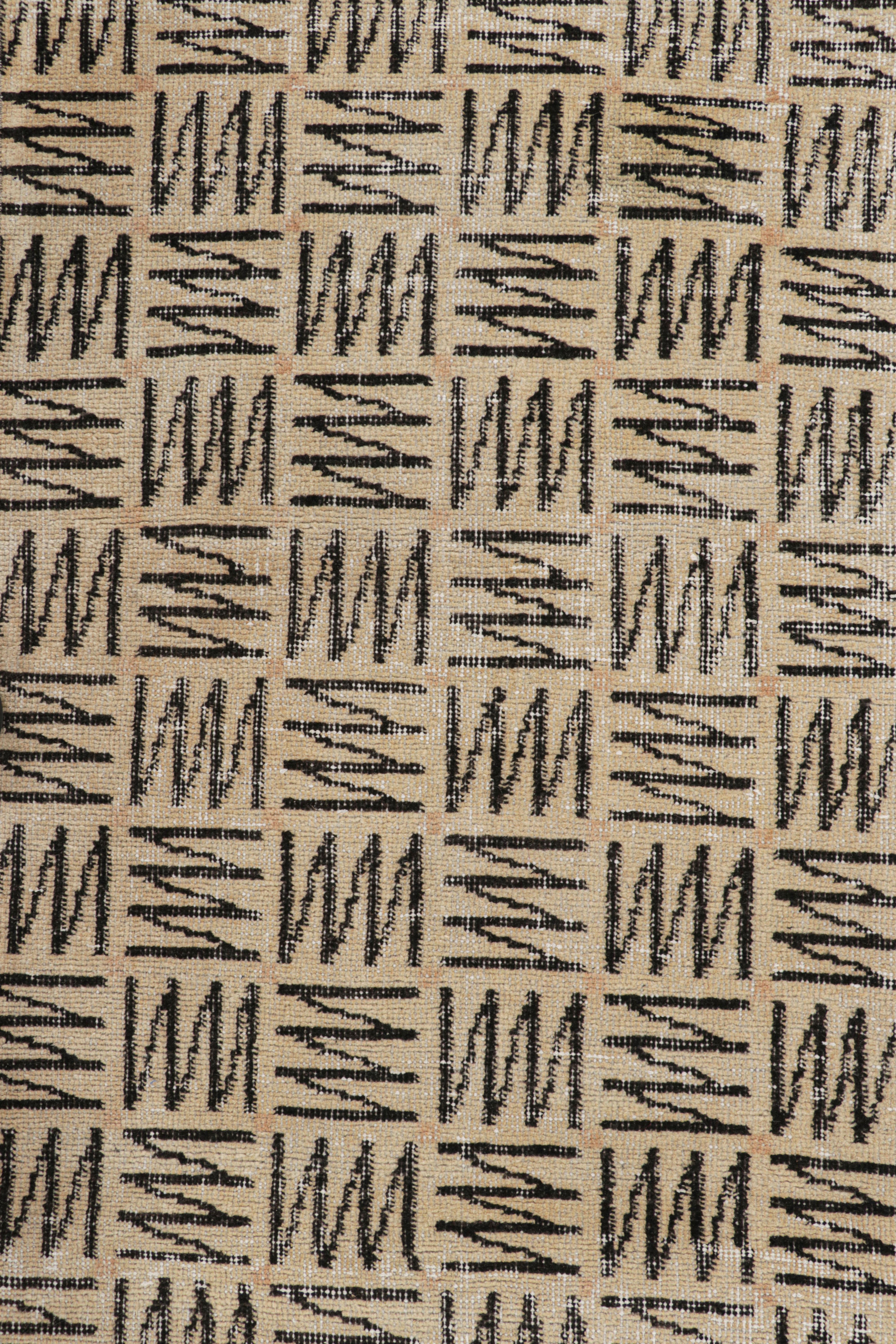 Turco Tappeto vintage Zeki Müren con motivi geometrici beige e marroni  Rug & Kilim in vendita