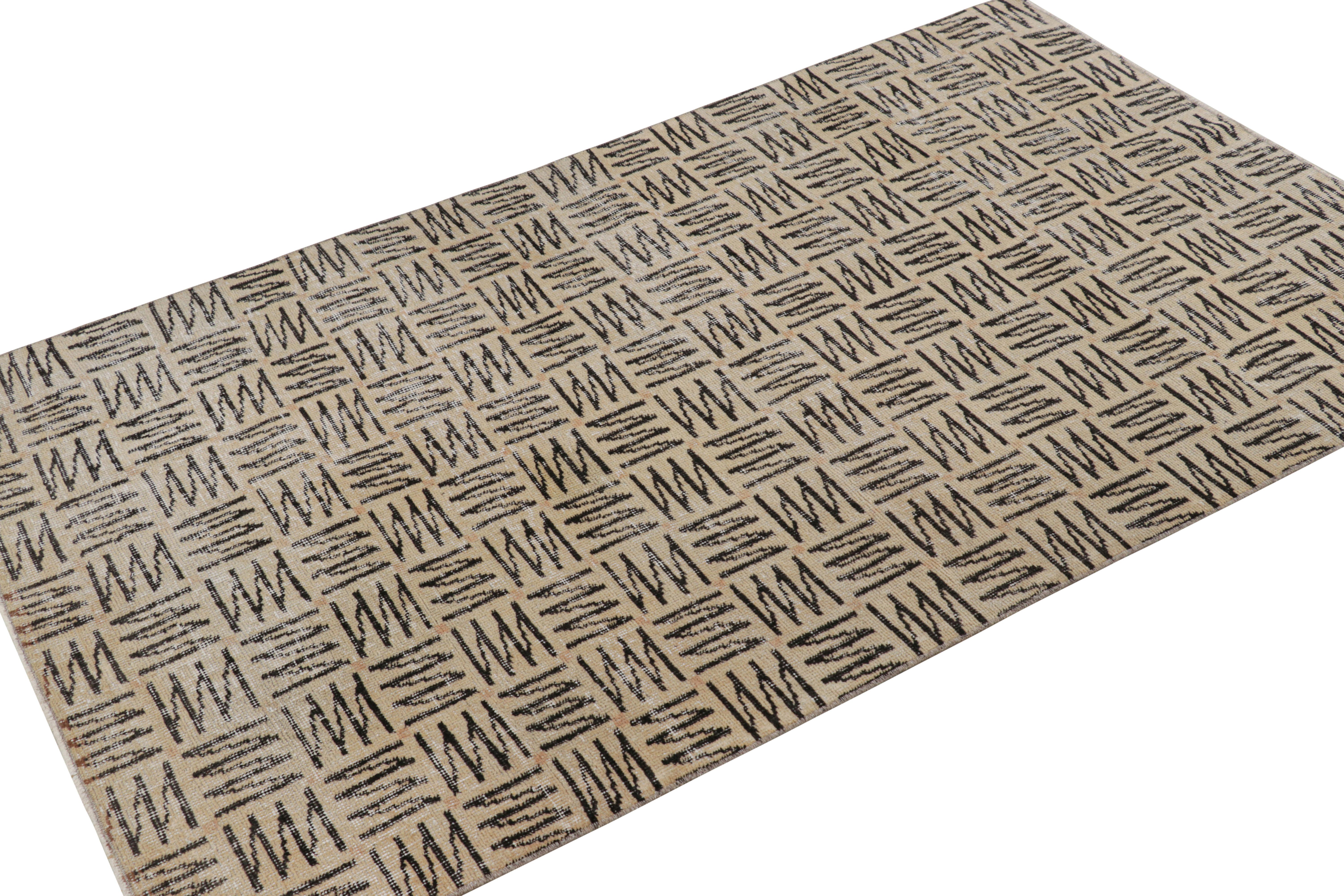 Annodato a mano Tappeto vintage Zeki Müren con motivi geometrici beige e marroni  Rug & Kilim in vendita