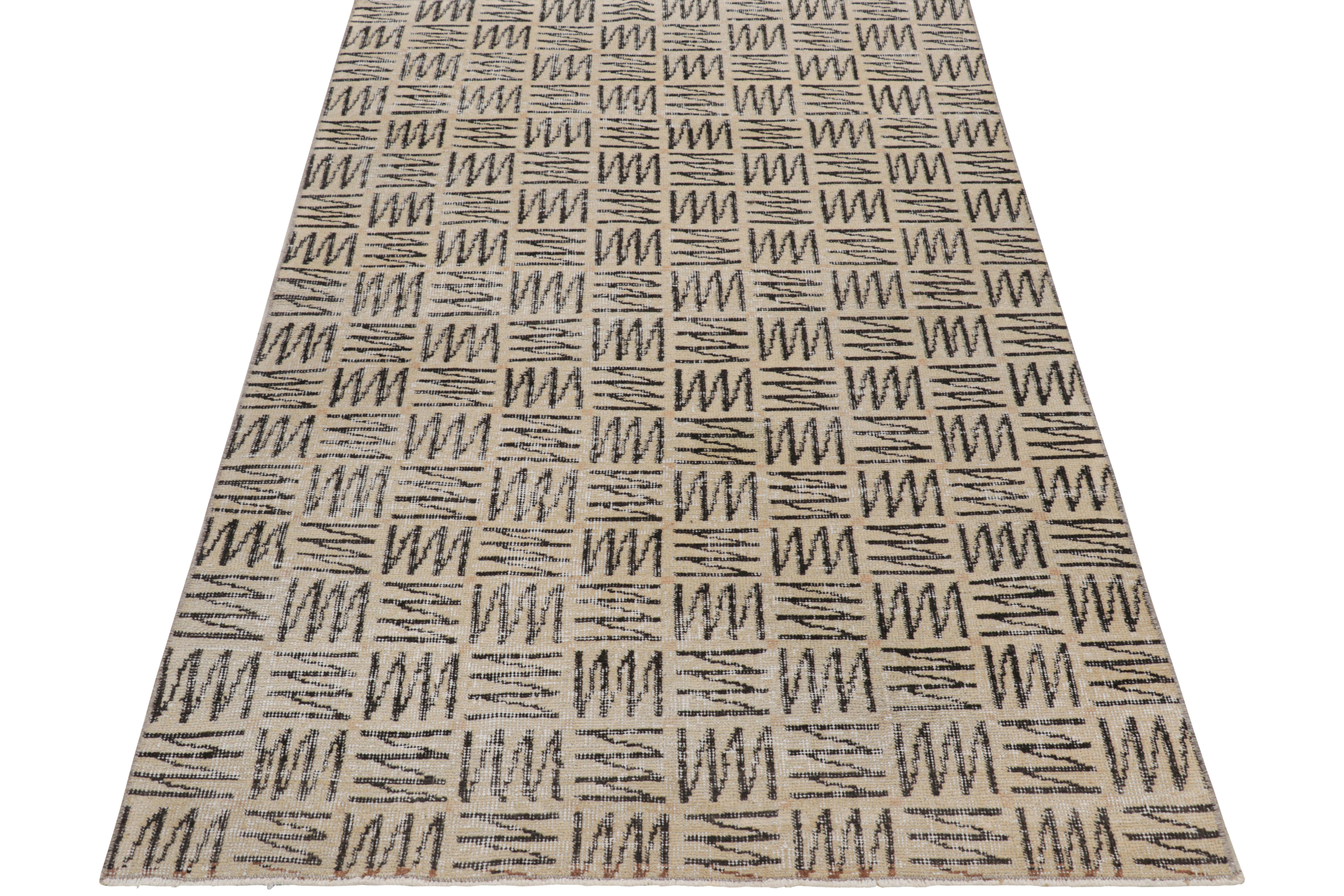 Tappeto vintage Zeki Müren con motivi geometrici beige e marroni  Rug & Kilim In condizioni buone in vendita a Long Island City, NY