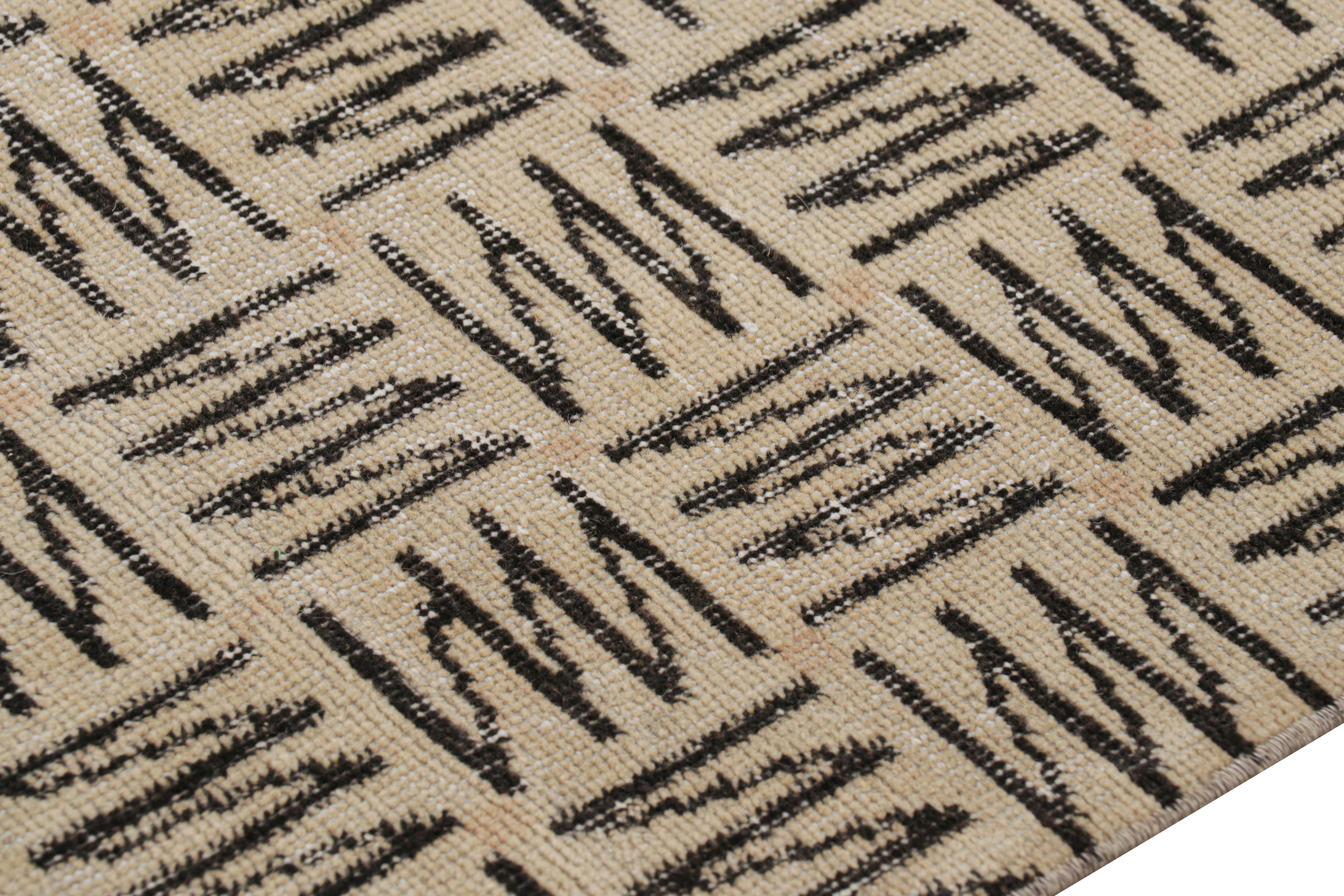 Metà XX secolo Tappeto vintage Zeki Müren con motivi geometrici beige e marroni  Rug & Kilim in vendita