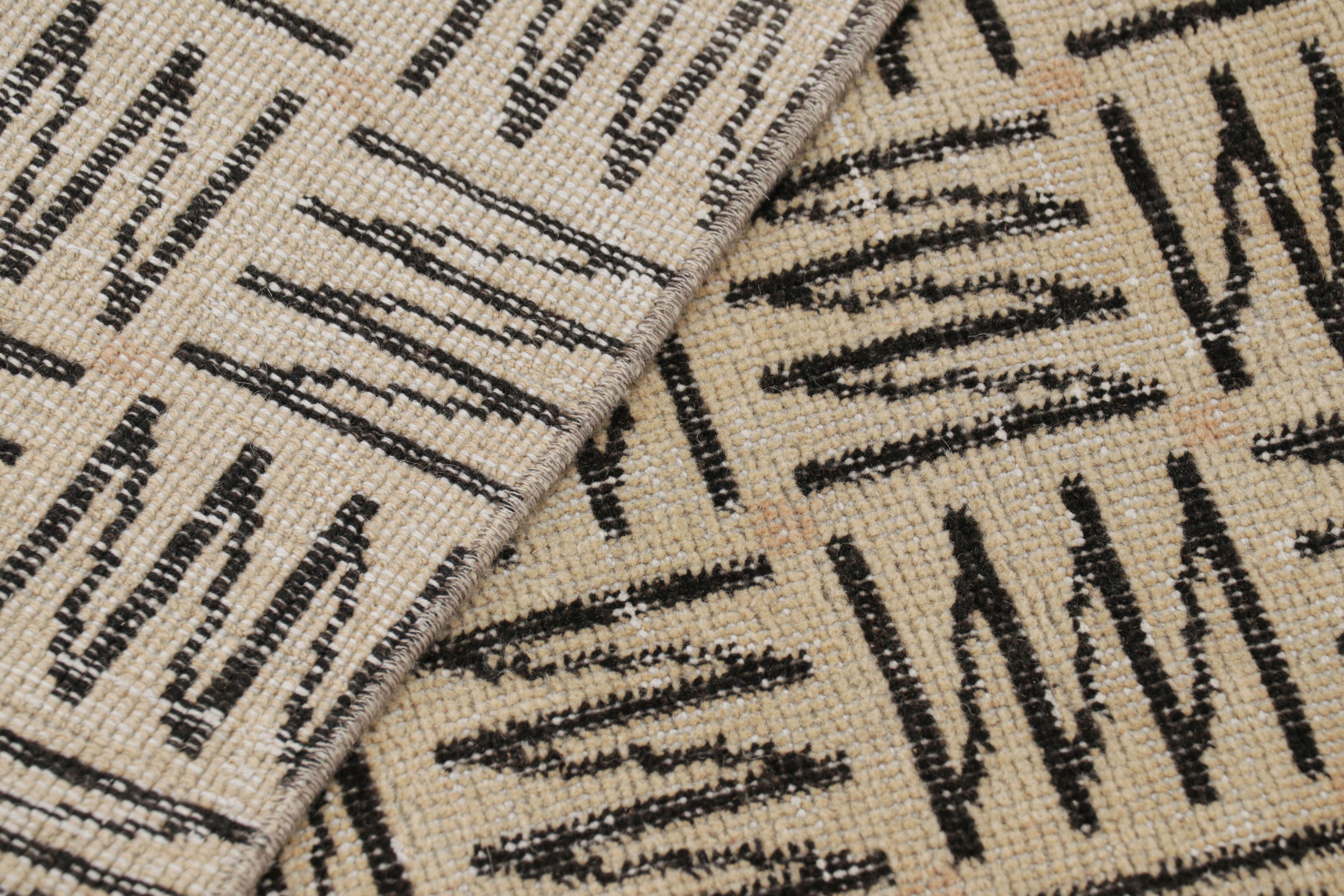 Lana Tappeto vintage Zeki Müren con motivi geometrici beige e marroni  Rug & Kilim in vendita