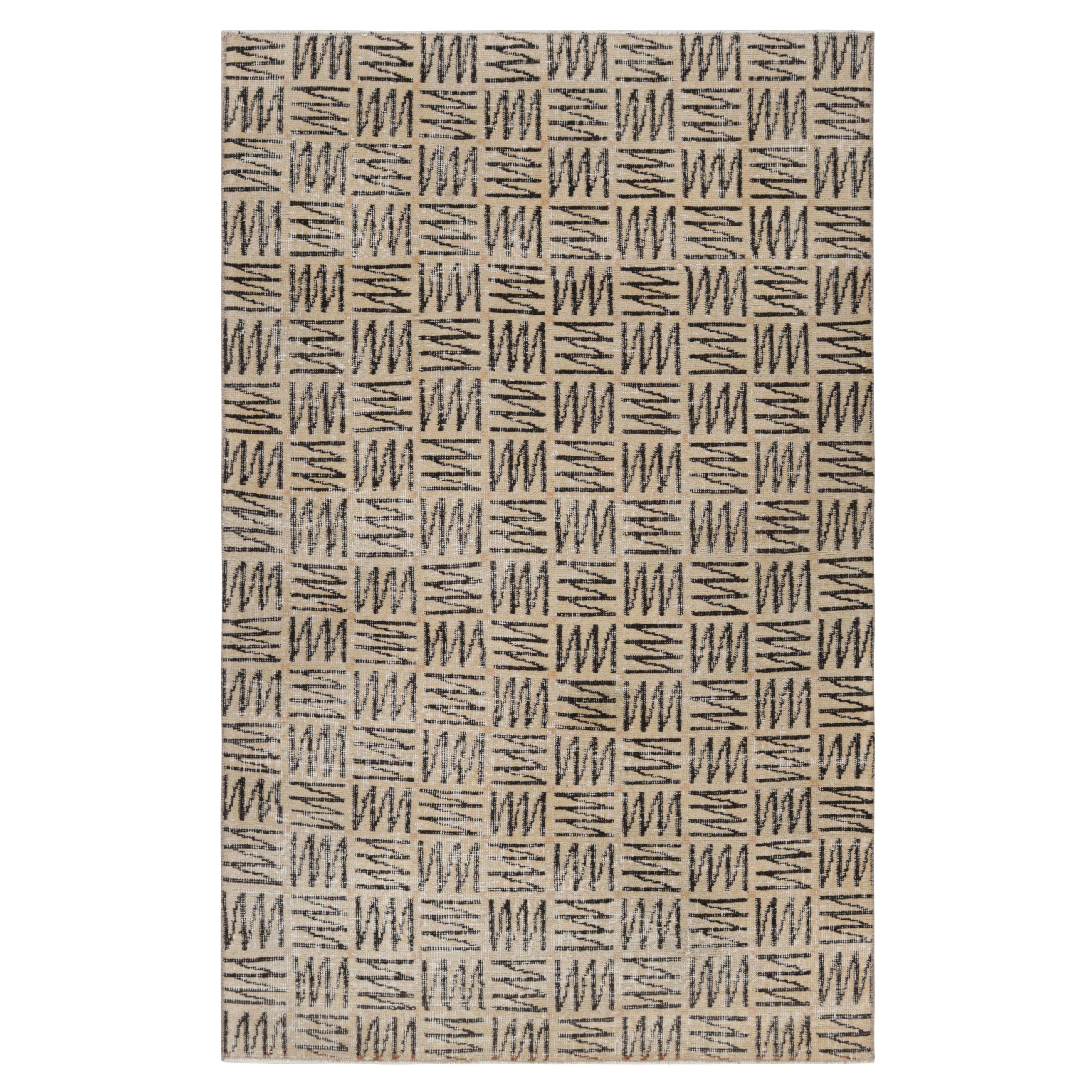 Tapis vintage Zeki Müren à motifs géométriques beige et marron  Rug & Kilim
