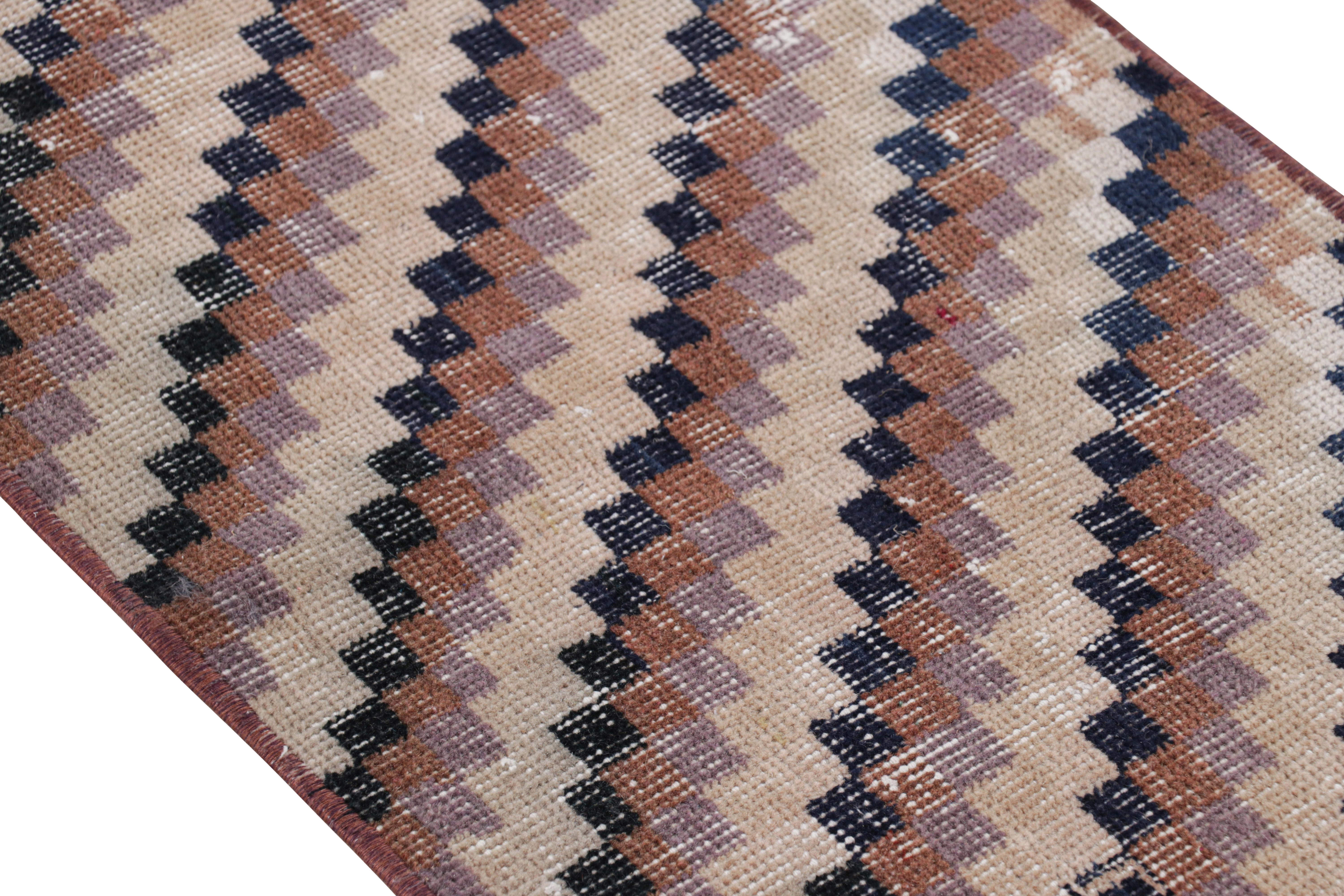 Dieser handgeknüpfte Wollteppich aus der Türkei (ca. 1960-1970) ist eine einzigartige Ergänzung der Rug & Kilim Collection'S. Er besticht durch seine breite Farbpalette und die geometrischen Muster auf dem Feld. 

Über das Design: 

Kenner bewundern