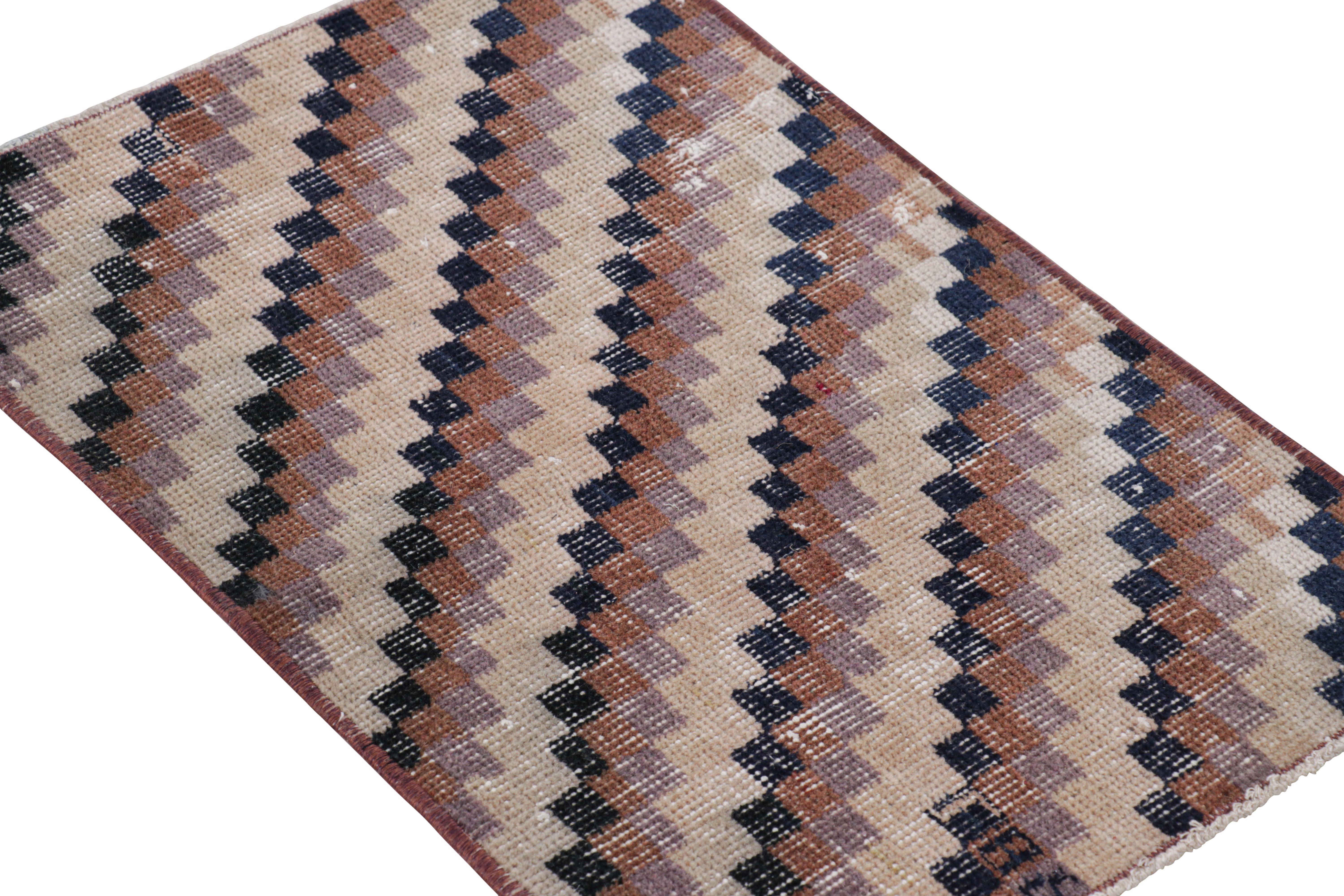 Vintage Zeki Müren Teppich mit bunten geometrischen Mustern, von Rug & Kilim (Handgeknüpft) im Angebot