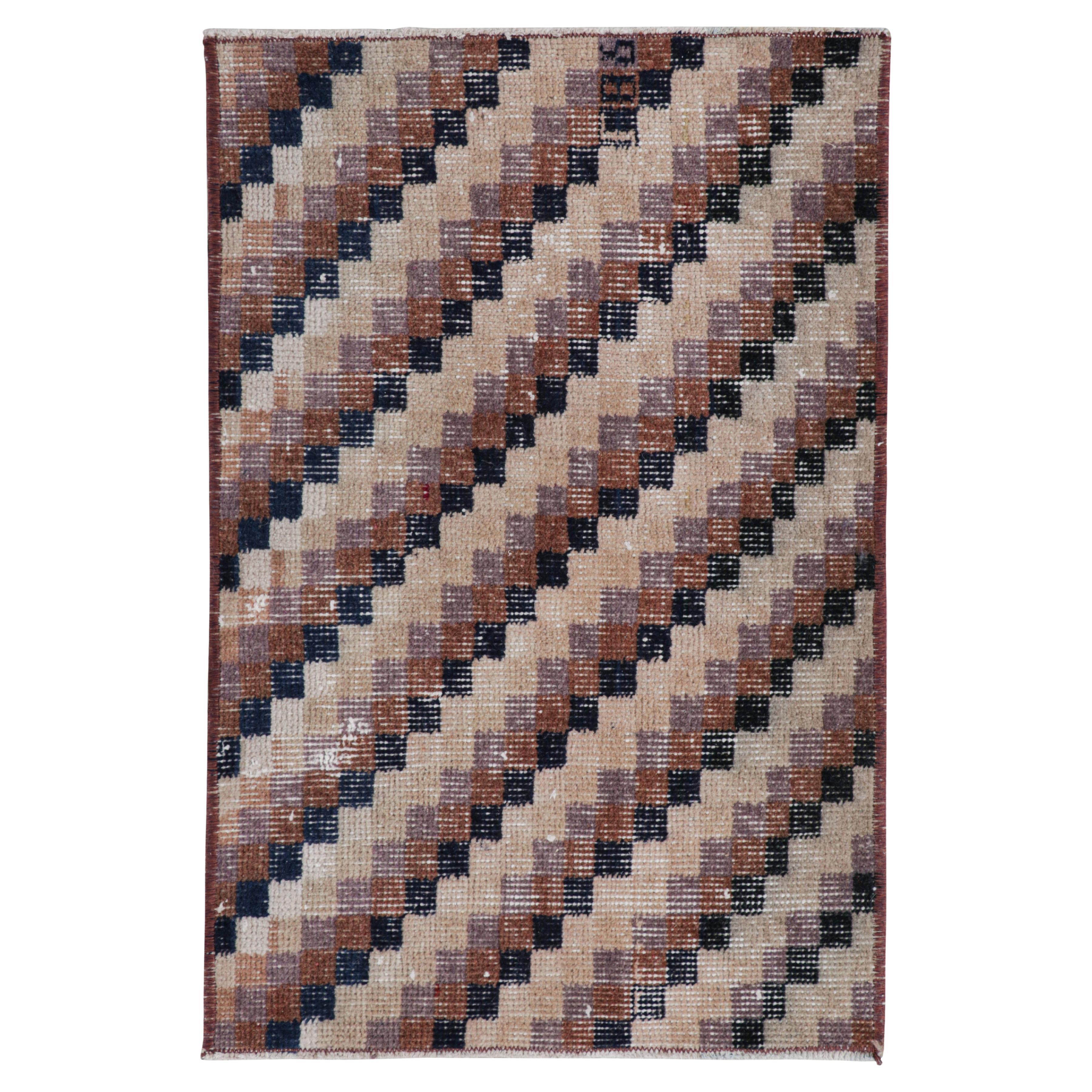 Vintage Zeki Müren Teppich mit bunten geometrischen Mustern, von Rug & Kilim
