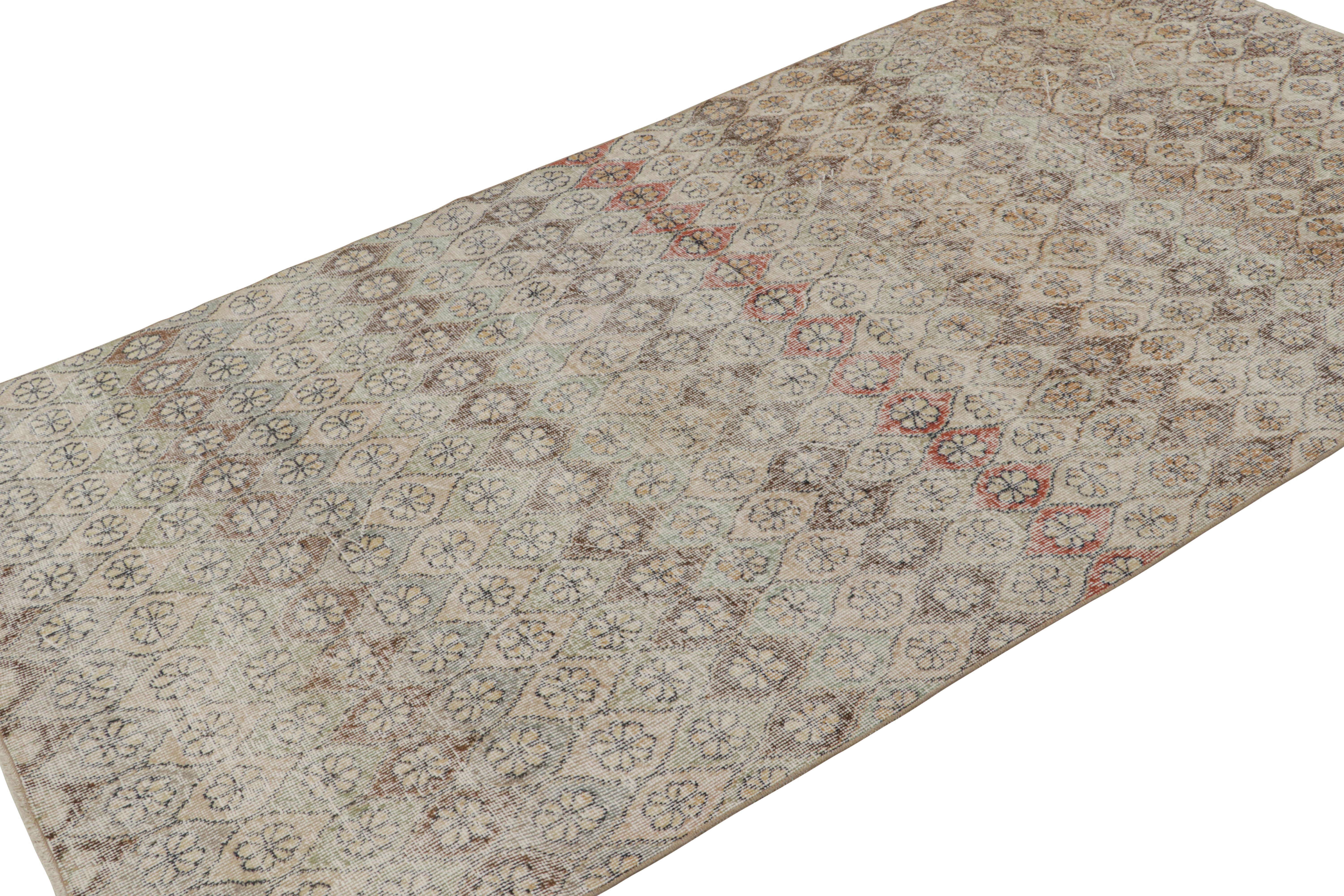 Anudada a mano en lana, esta alfombra vintage Zeki Múren de 5x9 es originaria de Turquía, circa 1960-1970, y presenta un juego único de sensibilidades Art Déco y moderna de mediados de siglo para su época. 

Sobre el diseño:

Los entendidos