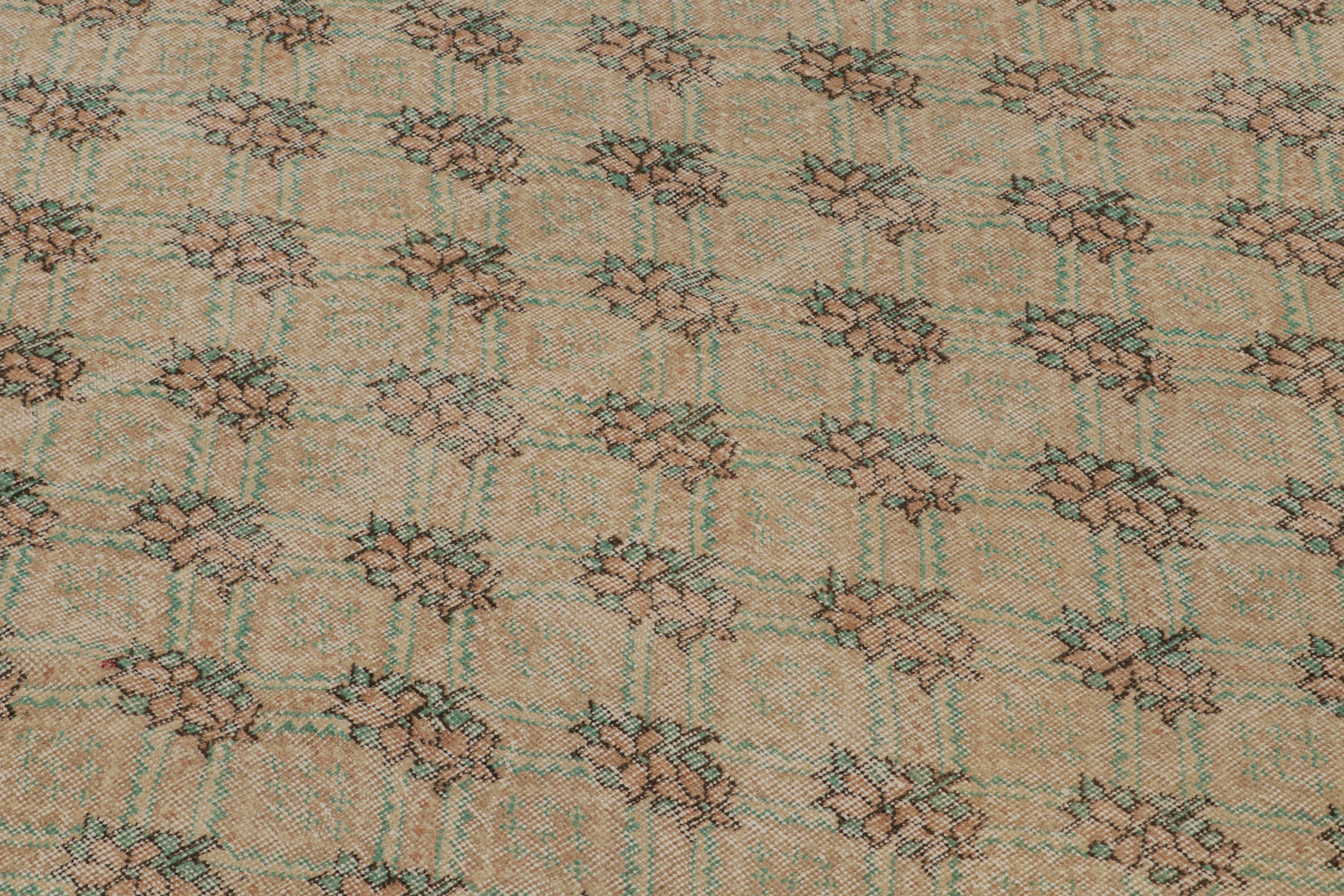 Vintage Zeki Müren Teppich, mit floralen geometrischen Mustern, von Rug & Kilim (Türkisch) im Angebot