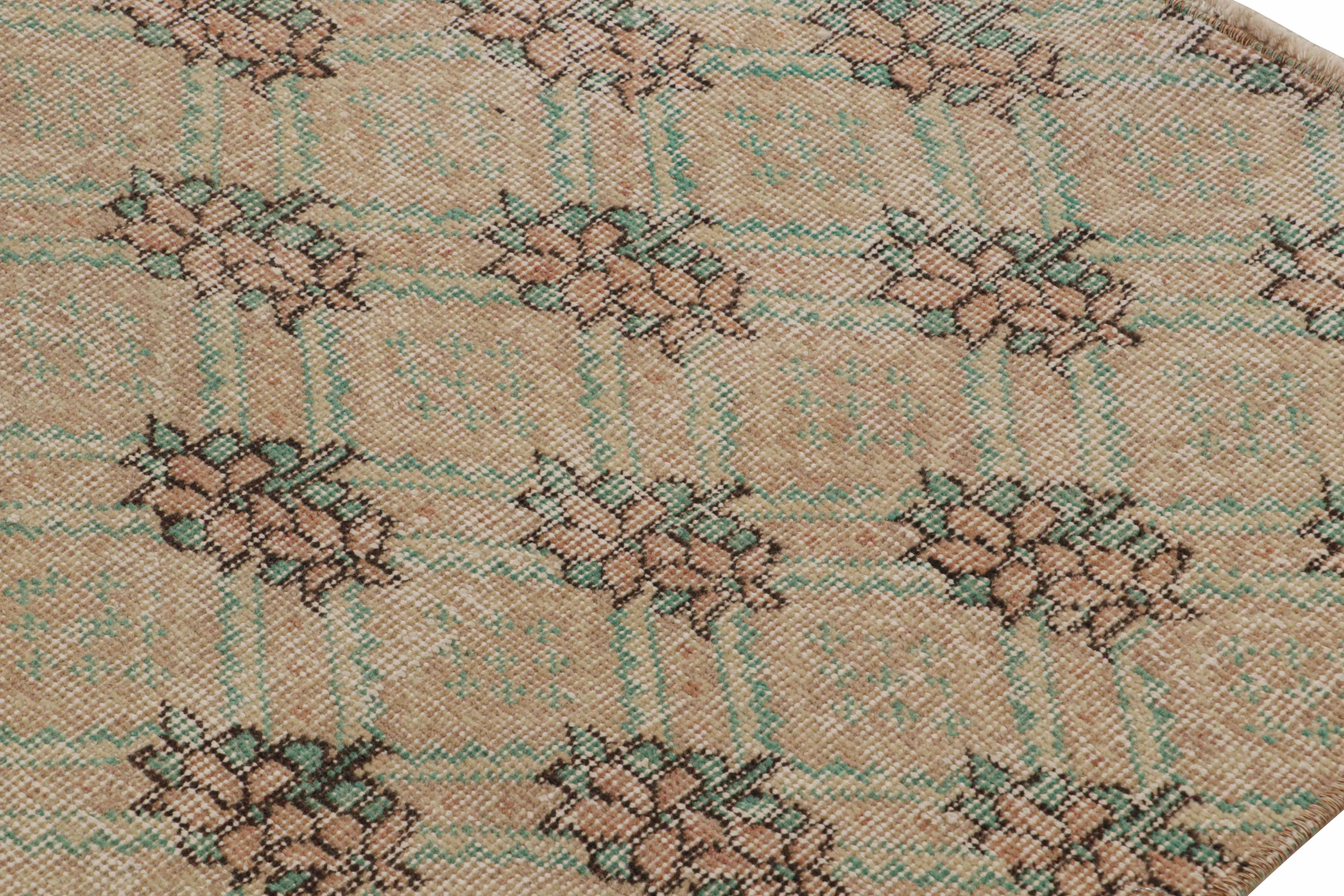 Vintage Zeki Müren Teppich, mit floralen geometrischen Mustern, von Rug & Kilim (Handgeknüpft) im Angebot