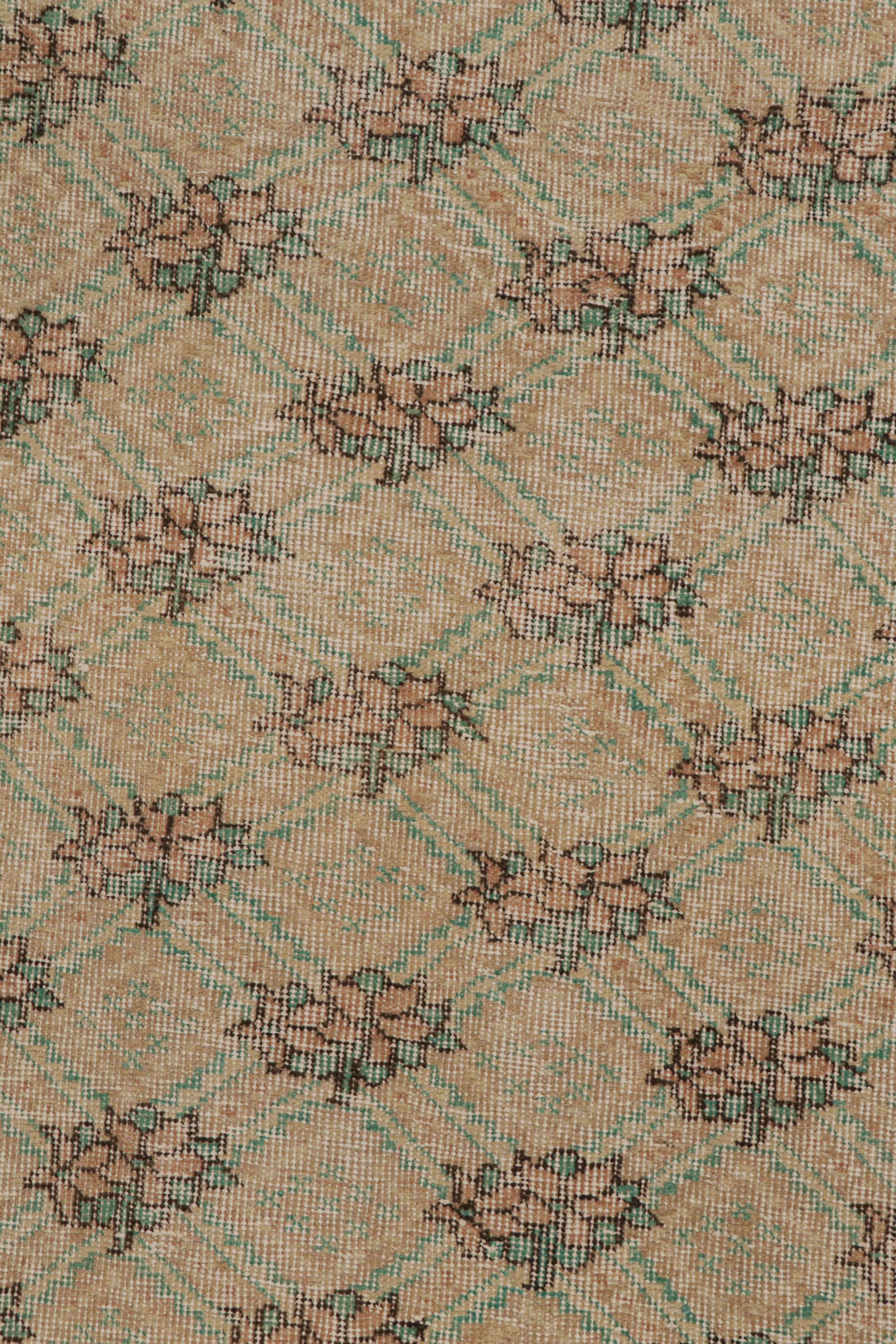 Vintage Zeki Müren Teppich, mit floralen geometrischen Mustern, von Rug & Kilim im Zustand „Gut“ im Angebot in Long Island City, NY