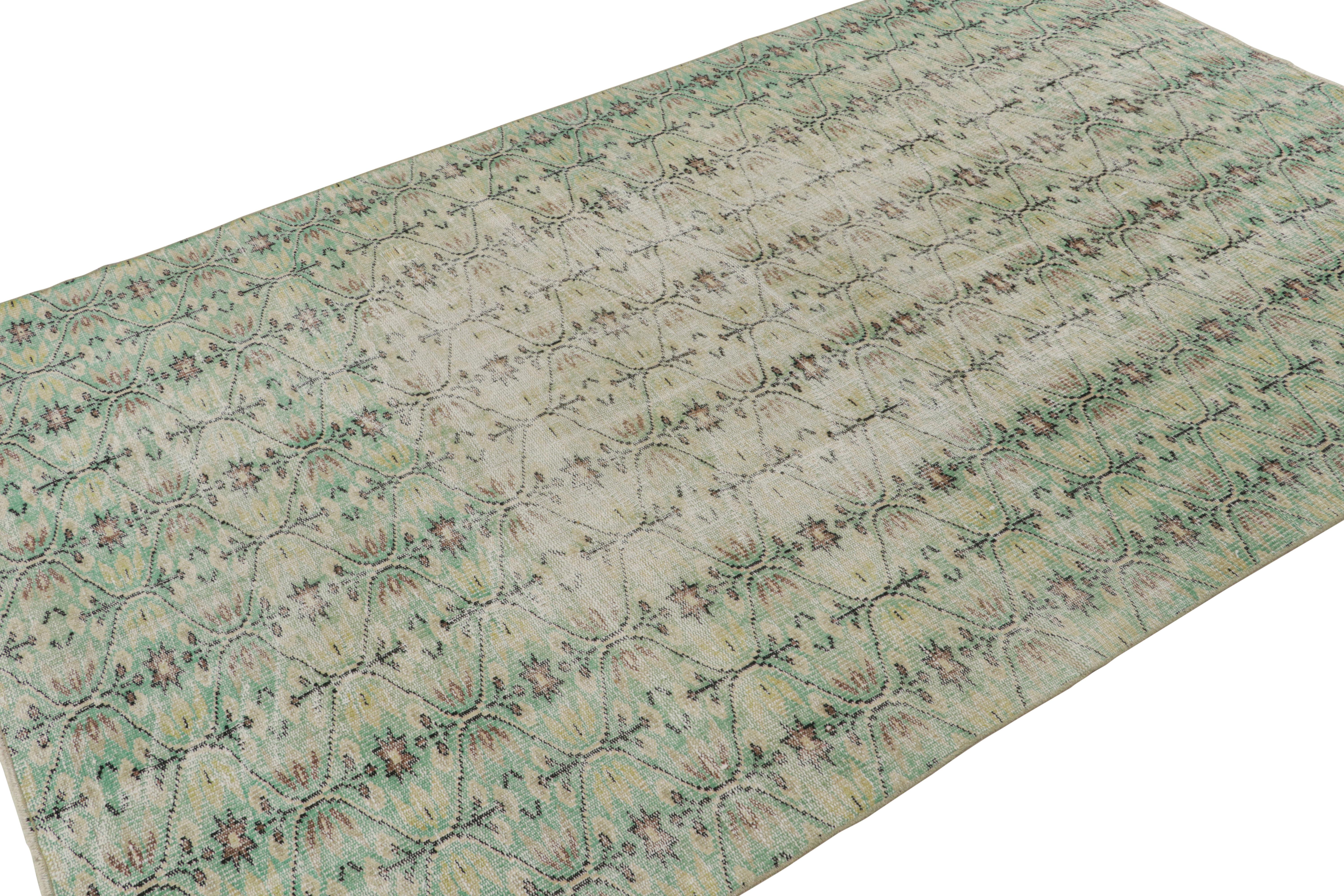 Noué à la main en laine, ce tapis vintage 6x9 de Zeki Múren originaire de Turquie, vers 1960-1970, présente des motifs géométriques reflétant les sensibilités modernes du milieu du siècle pour un tapis turc vintage. 

Sur le Design :

Les