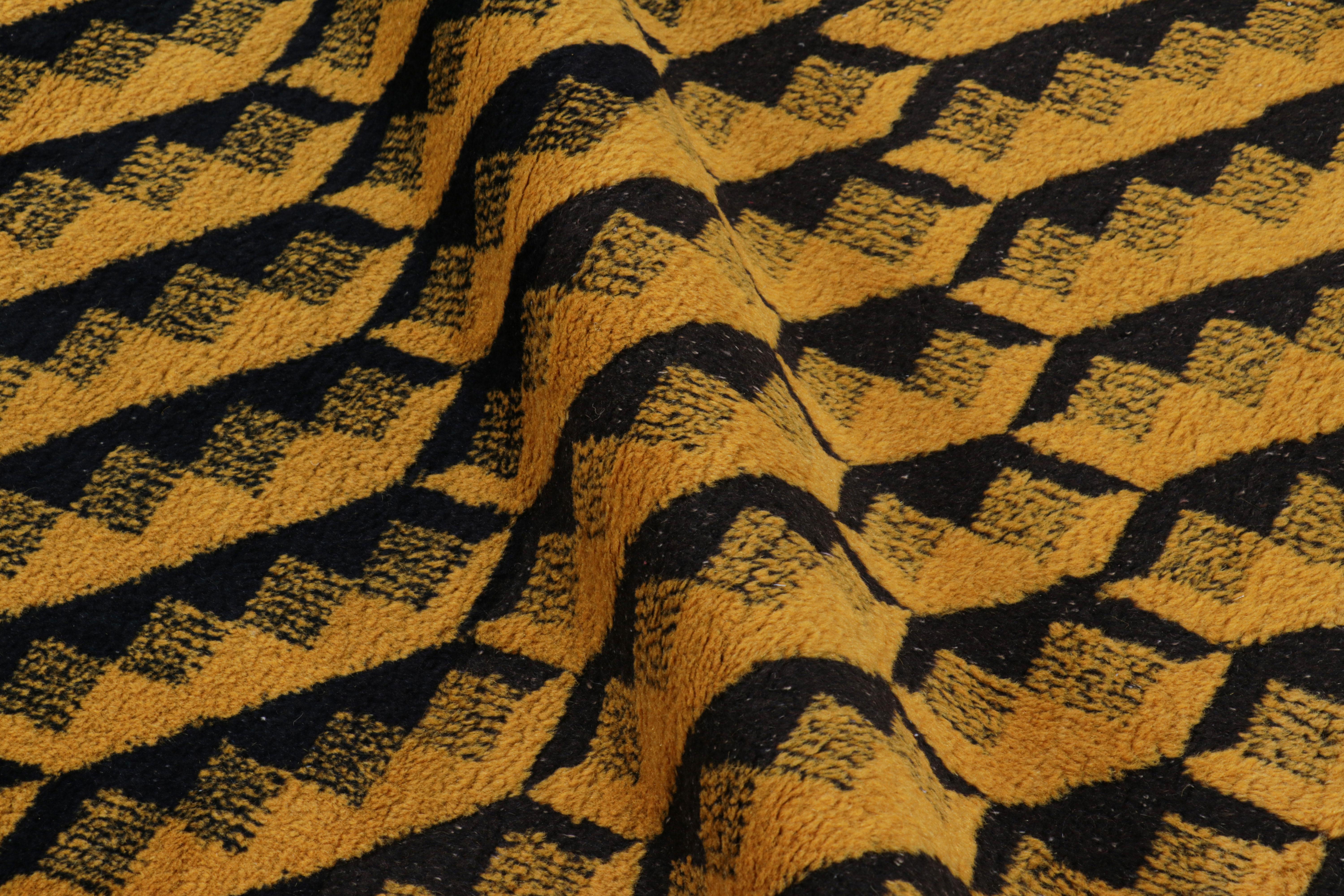 Vintage Zeki Müren Teppich mit goldenen und schwarzen geometrischen Mustern  Rug & Kilim (Türkisch) im Angebot