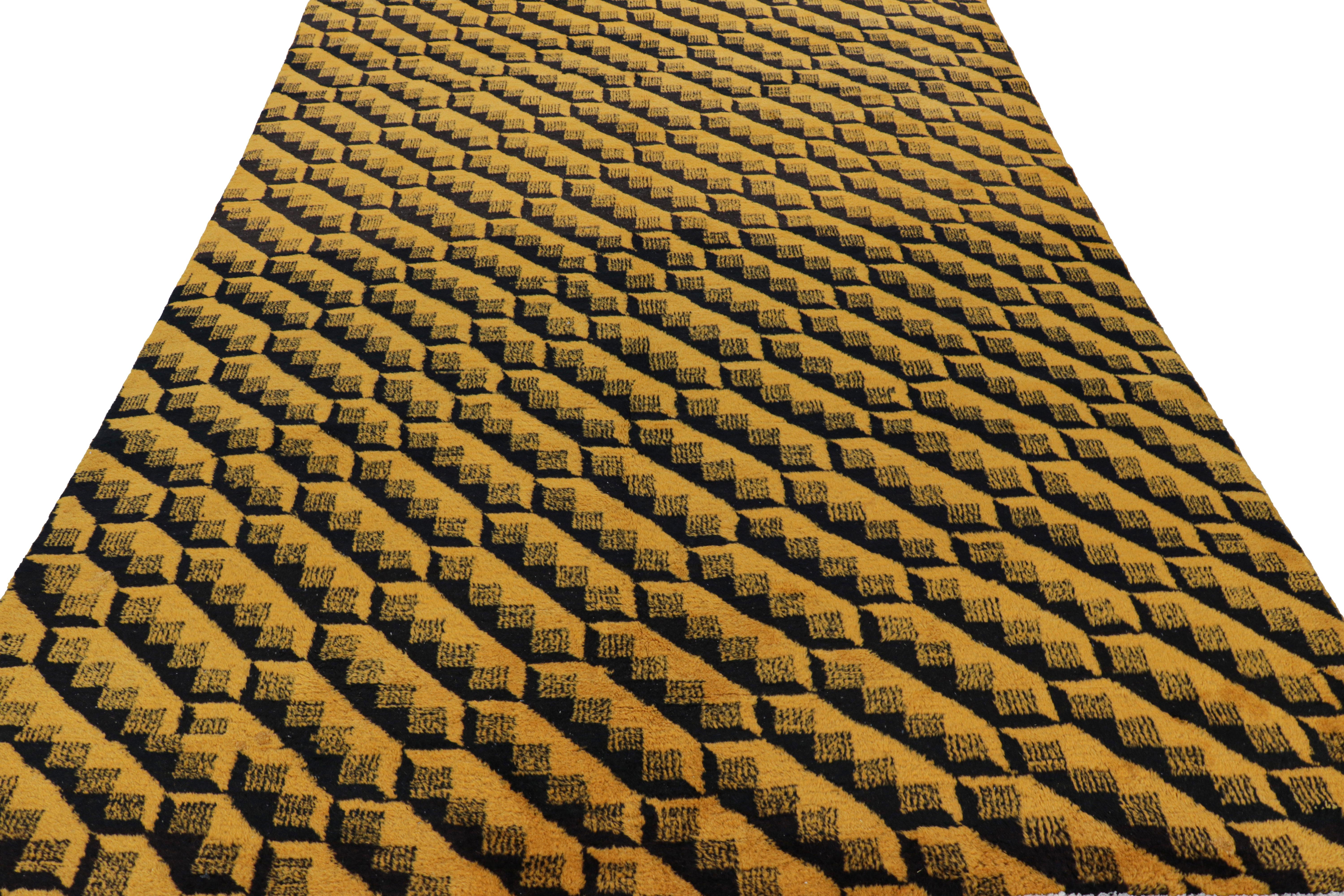 Vintage Zeki Müren Teppich mit goldenen und schwarzen geometrischen Mustern  Rug & Kilim (Handgeknüpft) im Angebot