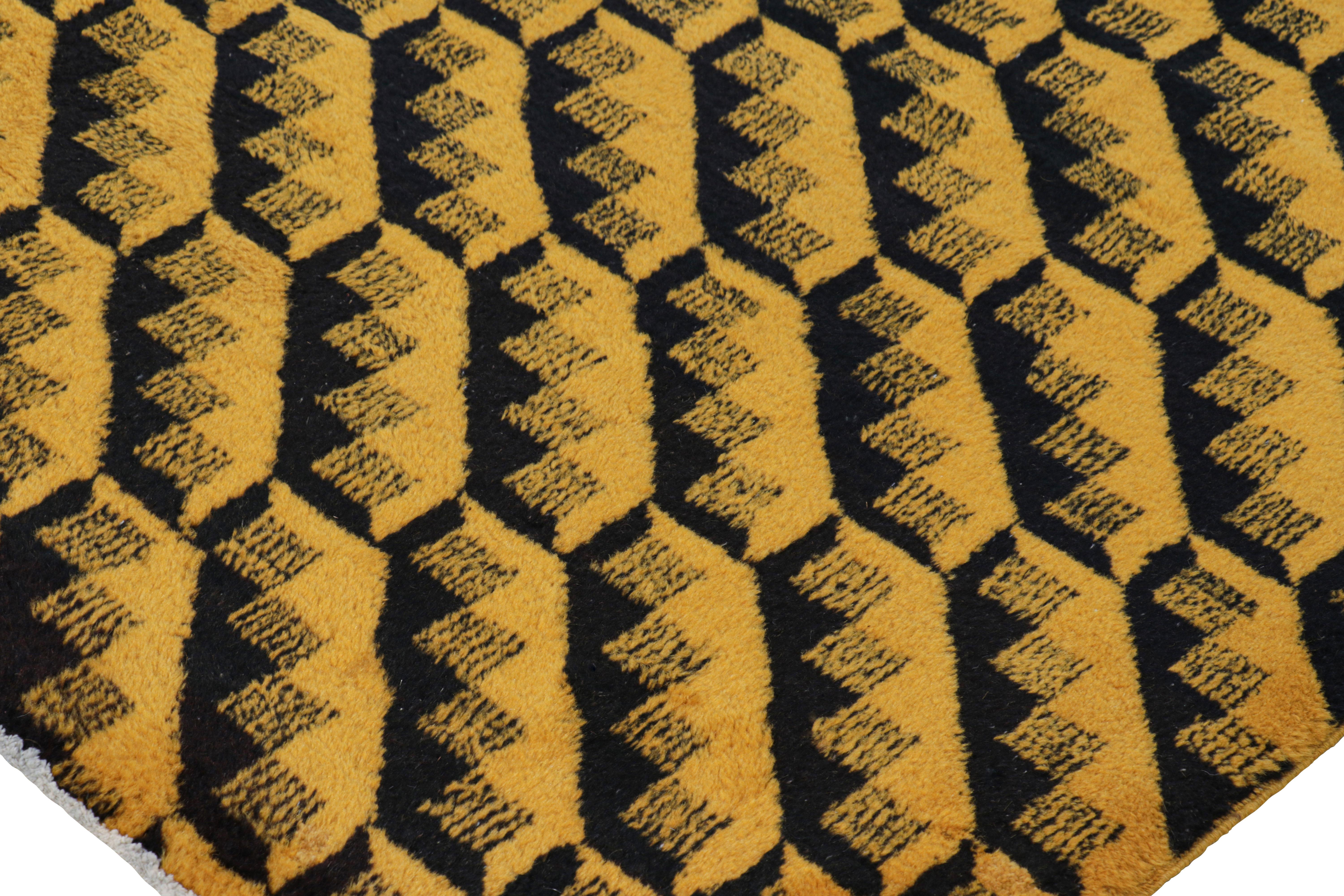 Vintage Zeki Müren Teppich mit goldenen und schwarzen geometrischen Mustern  Rug & Kilim (Mitte des 20. Jahrhunderts) im Angebot