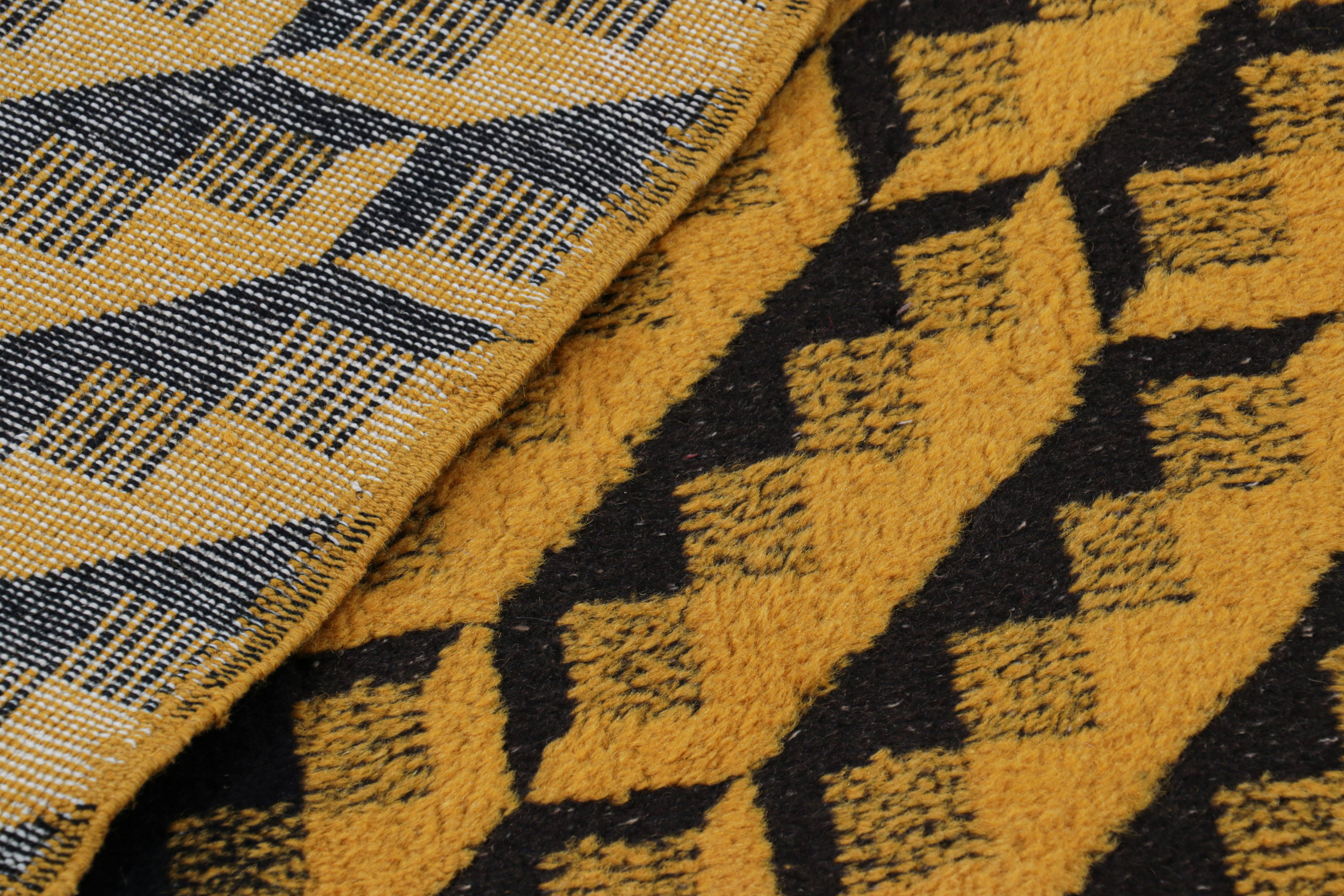 Vintage Zeki Müren Teppich mit goldenen und schwarzen geometrischen Mustern  Rug & Kilim (Wolle) im Angebot